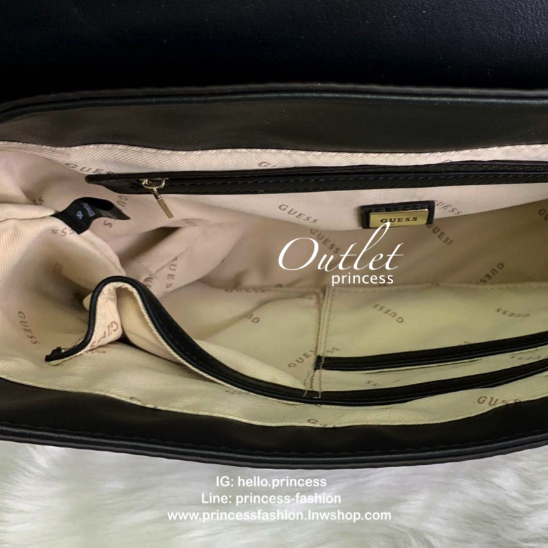 GUESS WOMENS LADIES COAST TO COAST BAG กระเป๋าถือ//สะพายข้าง ทรงสวย หรู วัสดุหนังปั้มลายแบรนด์ทั้งใบ หนังนิ่ม น้ำหนักเบาค่ะ ด้านหน้าห้อยพวงอะไหล่แบรนด์เพิ่มมาให้ เปิดปิดกระเป๋าแบบกระดุมแม่เหล็ก ภายในกว้างมากทีเดียว ใส่กระเป๋าสตางค์ใบยาว; ipad mini ได้ ของ