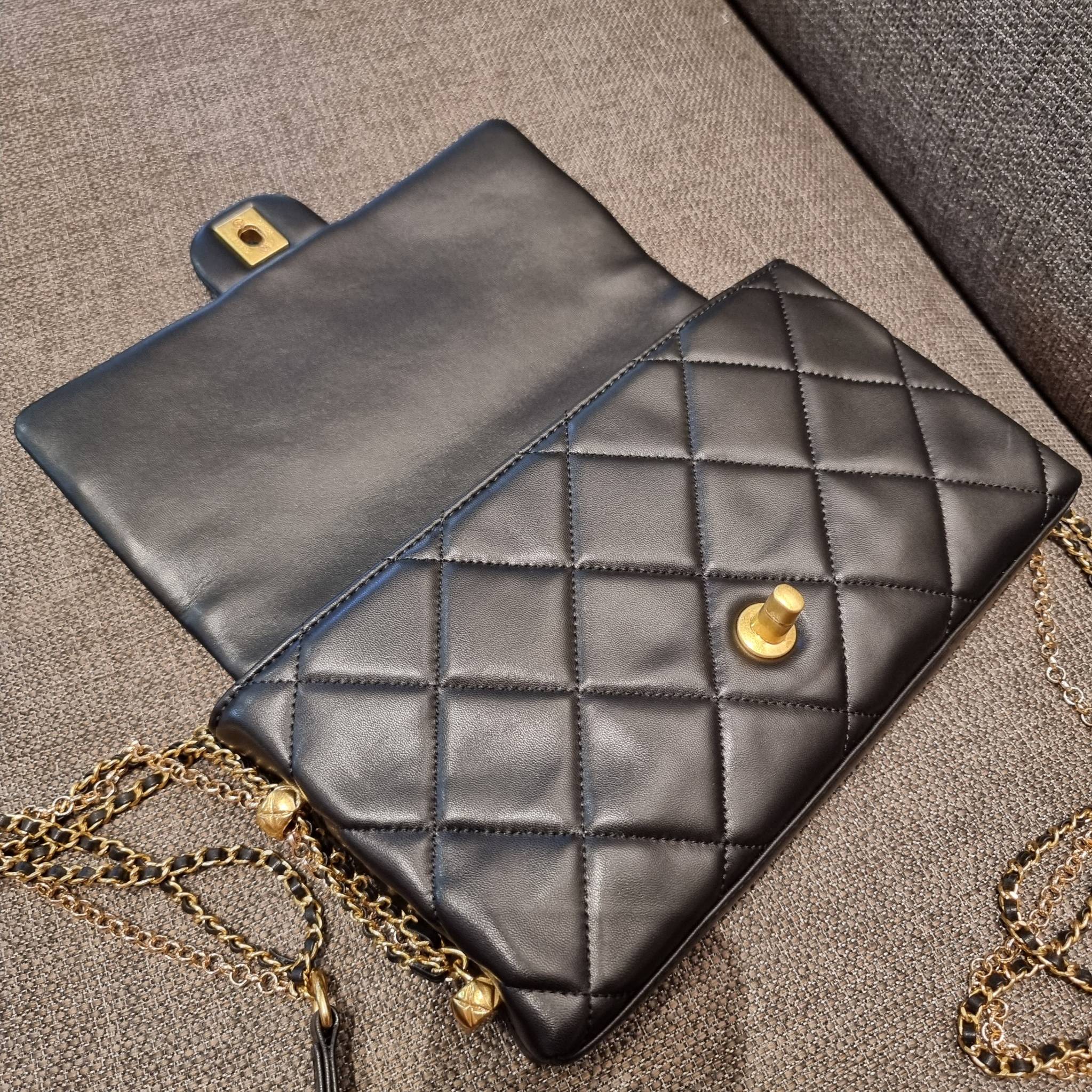 VIP 】สวยหรูพร้อมเสิร์ฟ!! กับไอเท็มสุดเลิฟจาก Chanel กระเป๋าสะพายที่สุดของความคุ้มค่า วัสดุหนังแกะนิ่มเต็มใบ เปิด-ปิดกระเป๋าด้วยตัวบิดล็อค ภายในกระเป๋าบุผ้าสวยหรู มีช่องโล่งกว้างจุของได้สบาย ใส่โทรศัพท์ กระเป๋าสตางค์ได้ มีช่องซิป 1 ช่อง ช่องย่อย 1 ช่อง ดีเ