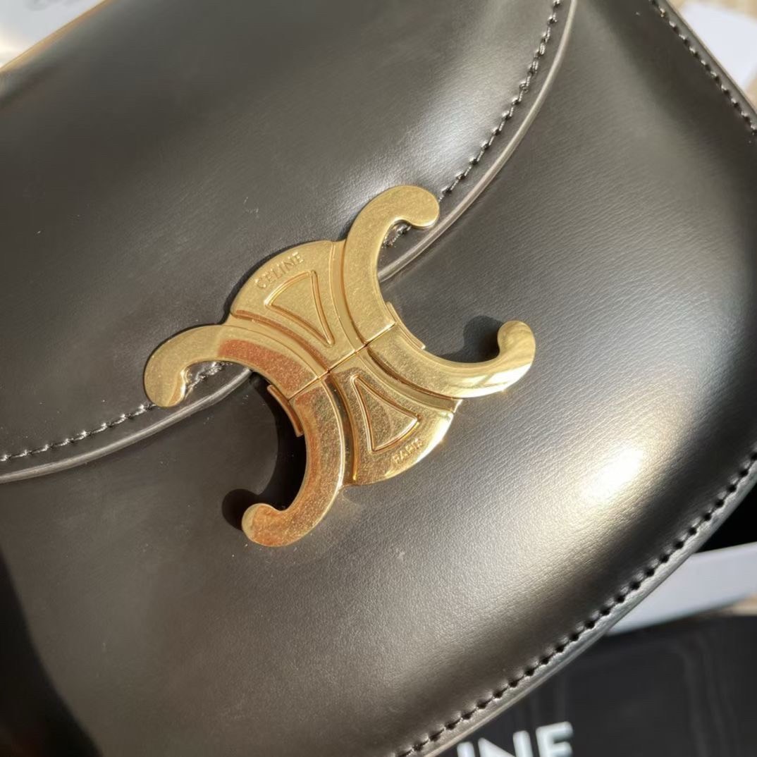 ORI หนังแท้ | CELINE BESACE CLEA IN SHINY LEATHER กระเป๋าสะพายทรงสวย โค้งมนอยู่ทรงพร้อมโลโก้หน้าสีทองสวยหรู Best item ดีไซน์เรียบหรูดูแพง ฮิตสุดในเกาหลี ใช้ได้ทั้งชายหญิง