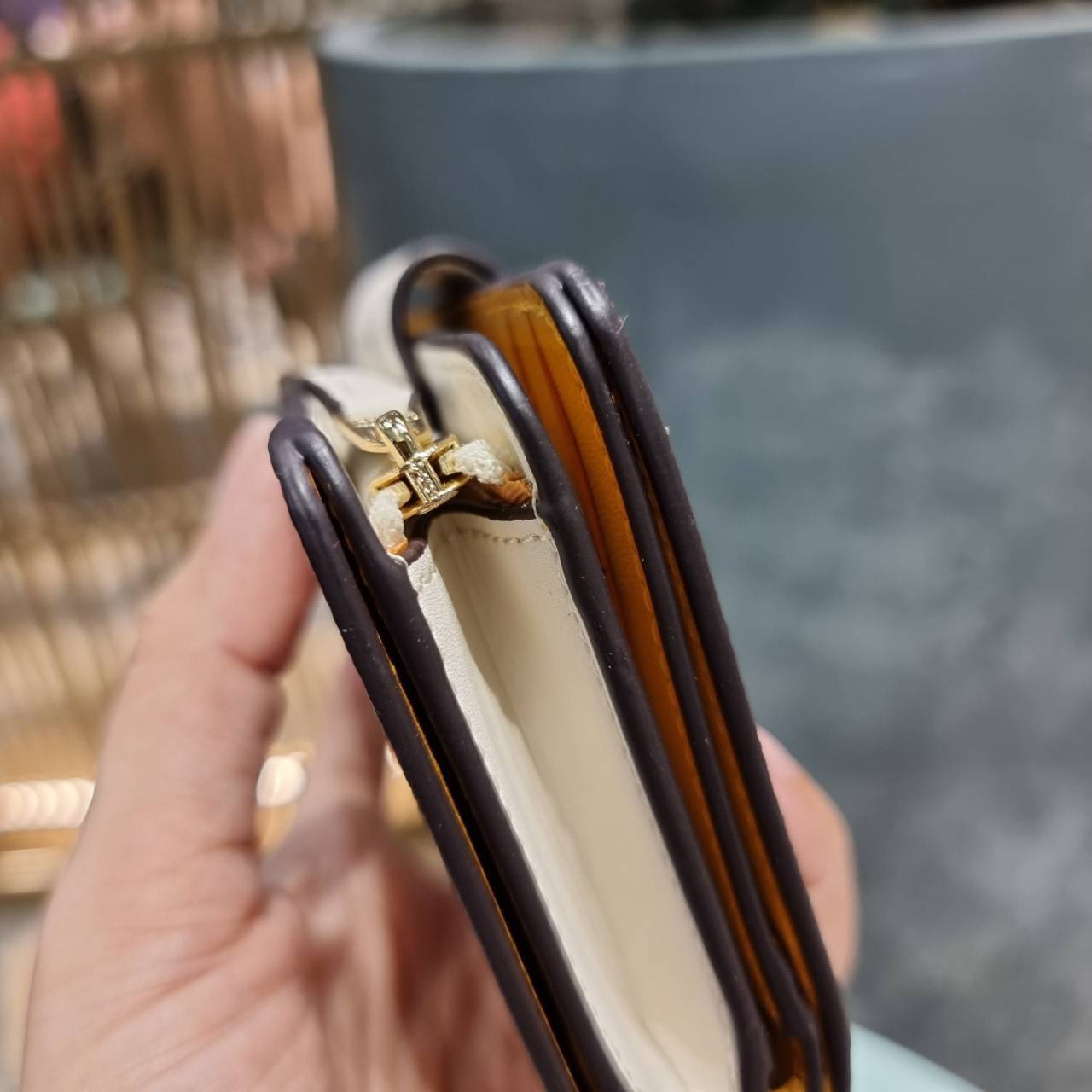 COACH 3453 MEDIUM CORNER ZIP WALLET IN SIGNATURE CANVAS WITH KAFFE FASSETT PRINT ดีไซน์ใหม่ล่าสุด!! คอลเลคชั่นลายพริ้นท์ เพิ่มลูกเล่นให้กระเป๋าสตางค์ของคุณ กับกระเป๋าสตางค์ใบกลาง ขนาดกำลังเหมาะมือ วัสดุหนังแคนวาส ดูแลรักษาง่าย มีช่องใส่บัตรและธนบัตรครบ แล