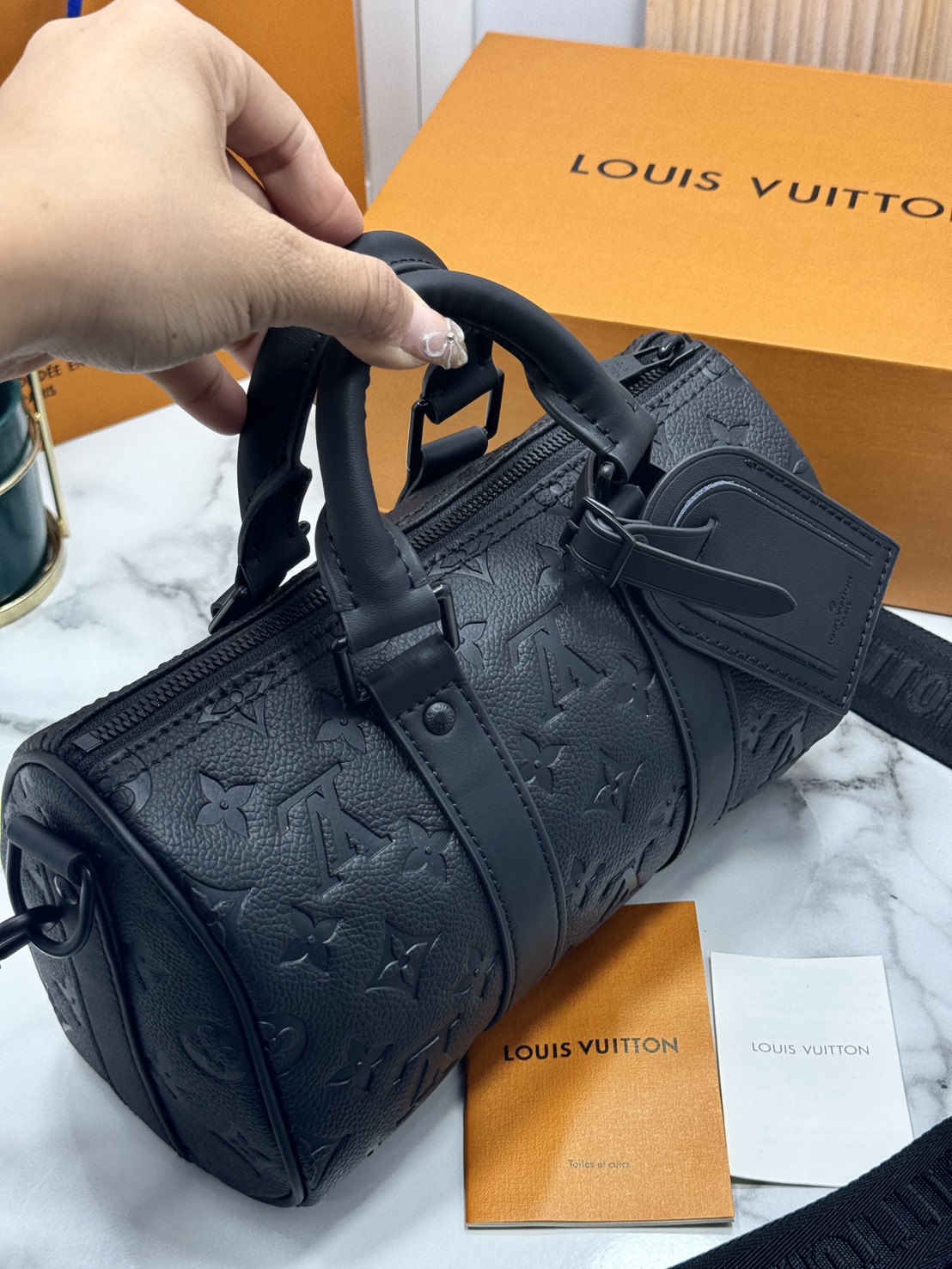 TOP ORI หนังแท้ | LV Keepall Bandoulière 25 กระเป๋าสะพายทรงหมอนสุดไอคอนิก หนังแท้ Taurillon ลายเกรน ฉลุลายโมโนแกรมสวยหรูคลาสสิก โทนสีหรูหราเข้ากันอย่างลงตัว