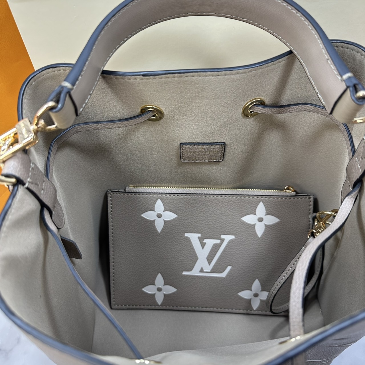 ORI หนังแท้ | LV NeoNoe MM Bucket bag Monogram Flower กระเป๋าสะพายทรงบัคเก็ต เอกลักษณ์ LV และลาย Monogram Flower อันโดดเด่นเพิ่มสไตล์ มีเสน่ห์ชวนหลงใหล