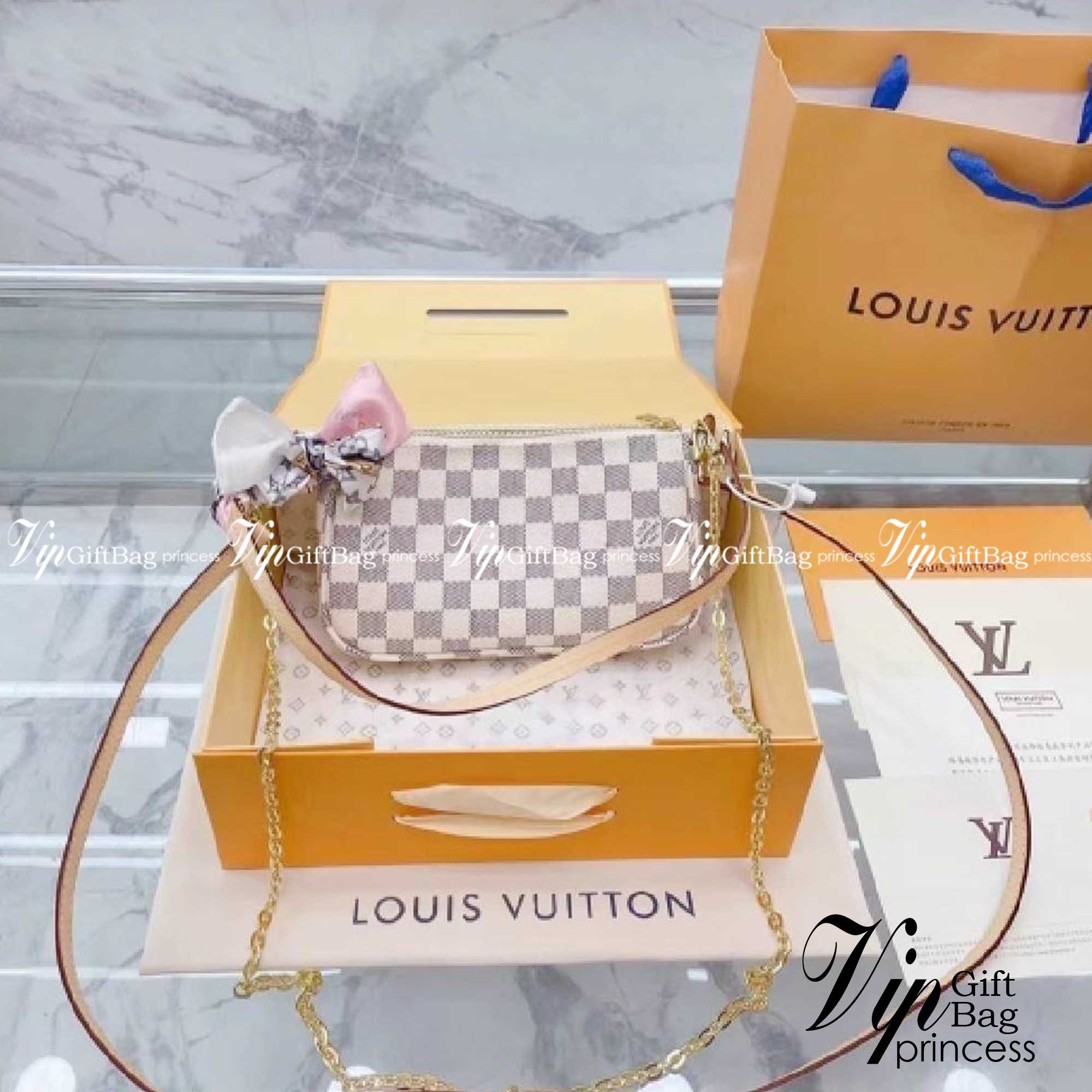 LV POCHETTE ACCESSOIRES กระเป๋าสะพายทรงพอช สุดฮอต ดีงาม ดีไซน์คลาสสิควินเทจ ขนาดกำลังสวย ประหยัดพื้นที่ มาพร้อมสายคล้องโซ่ และสายสะพายหนัง เป็นไอเท็มที่เหมาะในทุกโอกาส สะพายปรับลุคได้หลายสไตล์ รับรองคุ้มค่าจริงๆจ้า