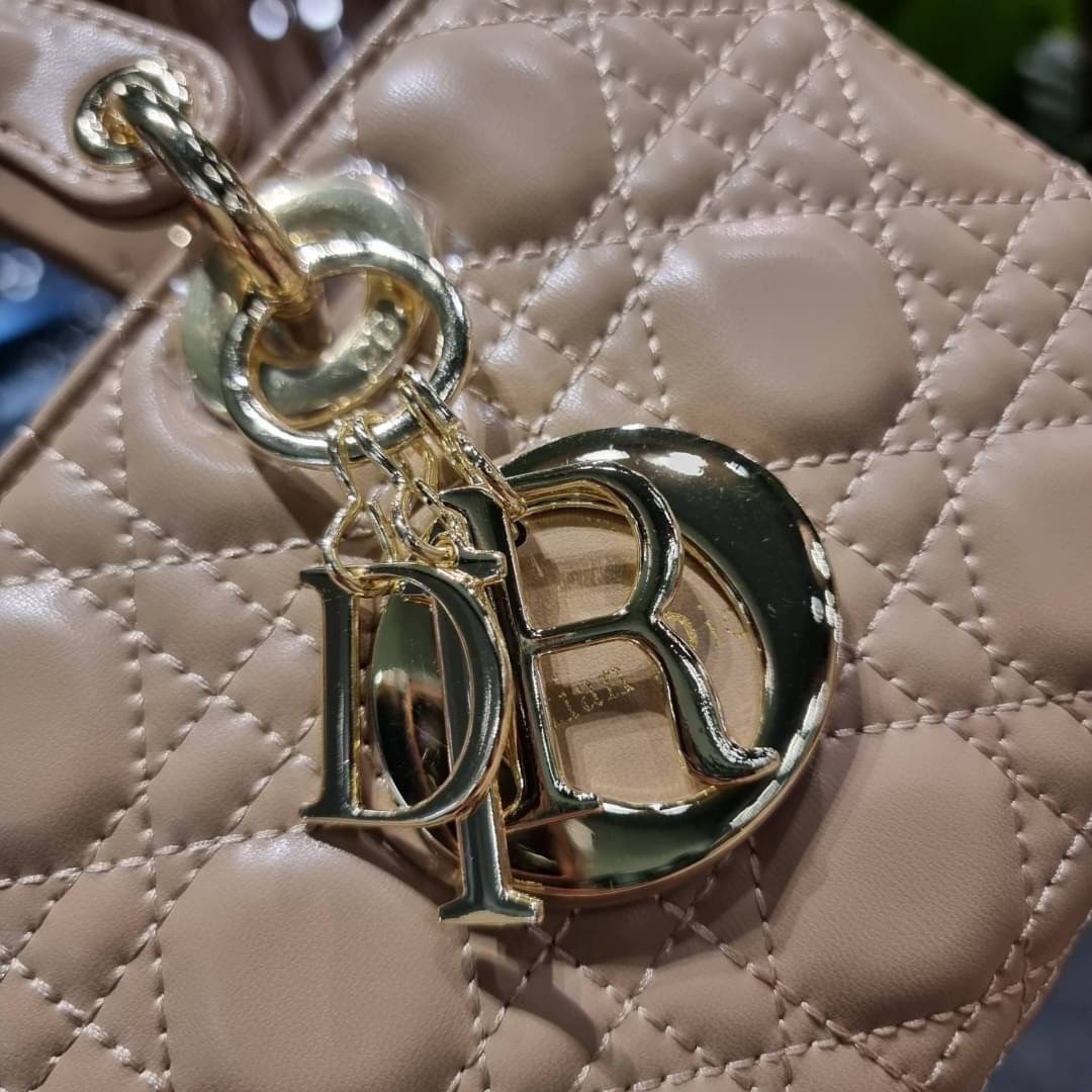 Medium Lady D-Joy Bag Cannage Lambskin / CD LADY D-JOY BAG ดีไซน์ใหม่ อัพเลเวลความหรู กับกระเป๋าสะพายข้างที่รอบนี้ดีไซน์รูปทรงโฉมใหม่ ใช้งานง่ายขึ้น