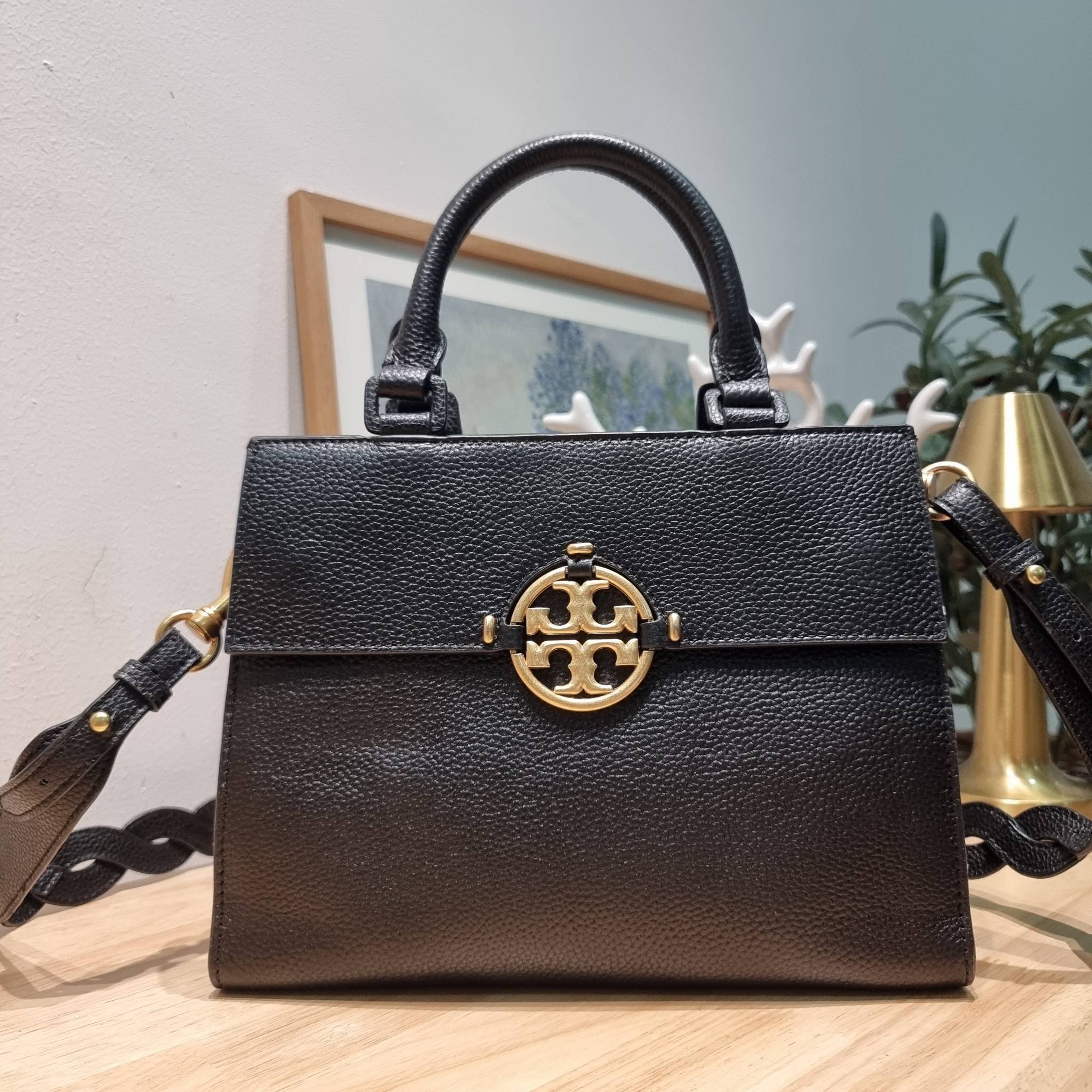 TORY BURCH MILLER TOP HANDLE SATCHEL ใหม่ล่าสุด กับกระเป๋าสะพายรุ่นยอดนิยม ที่มาในดีไซน์ top handle ให้สะดวกใช้ได้มากขึ้นด้วยหูจับในตัว โดดเด่นด้วยโลโก้สีทอง