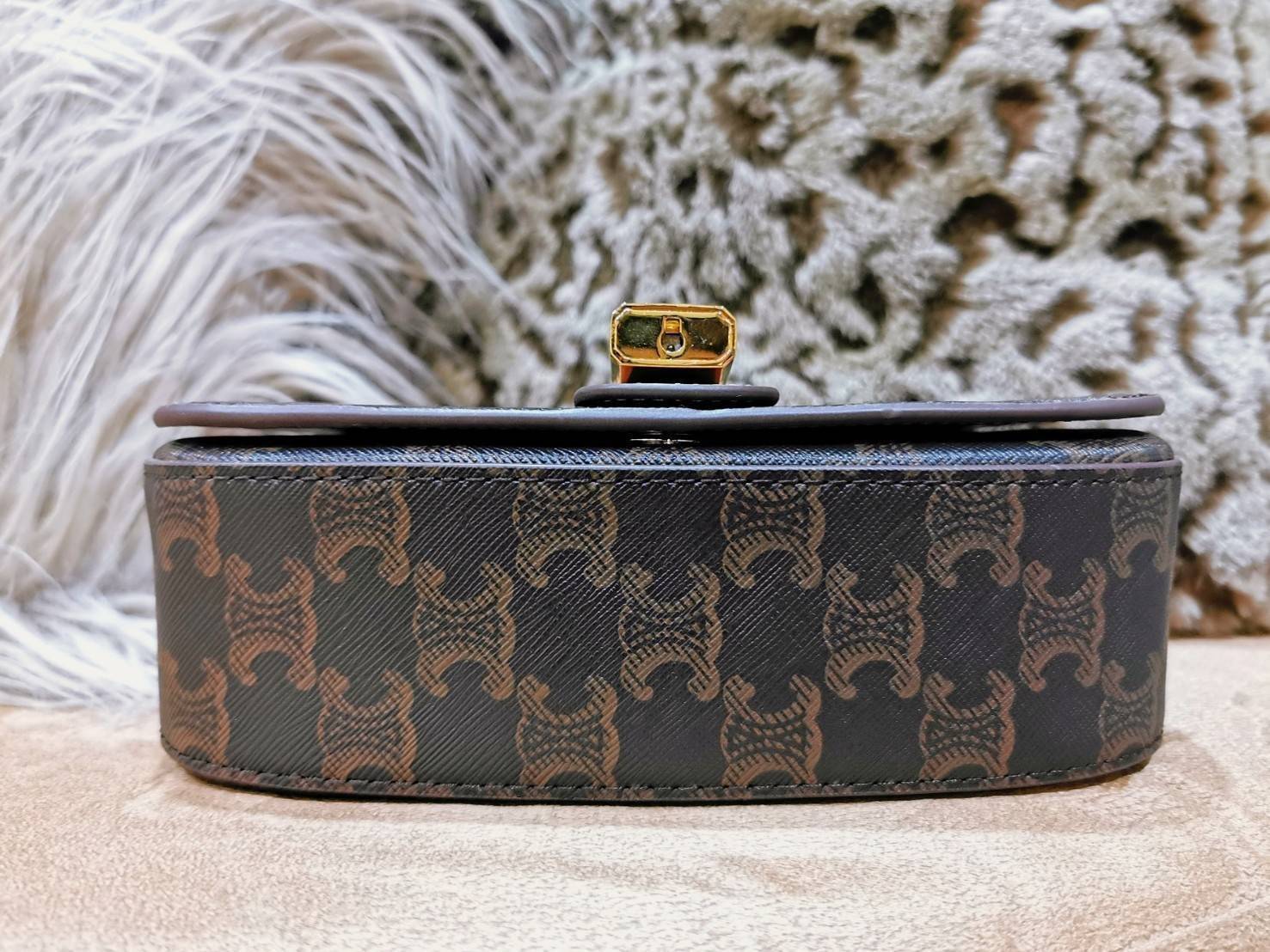 CELINE MINI CROSSBODY BAG VIP GIFT WITH PURCHASE (GWP) กระเป๋าพรีเมี่ยมกิ๊ฟ Limited Edition จาก CELINE PARFUME DUTYFREE COUNTER วัสดุ TRIOMPHE CANVAS ดีไซน์สุดคลาสสิคเปิดปิดด้วยฝาปิดแม่เหล็ก ด้านหน้าตกแต่งด้วยแม่กุญเเจแบรนด์สามารถใช้งานจริงได้ ภายในโล่งมี