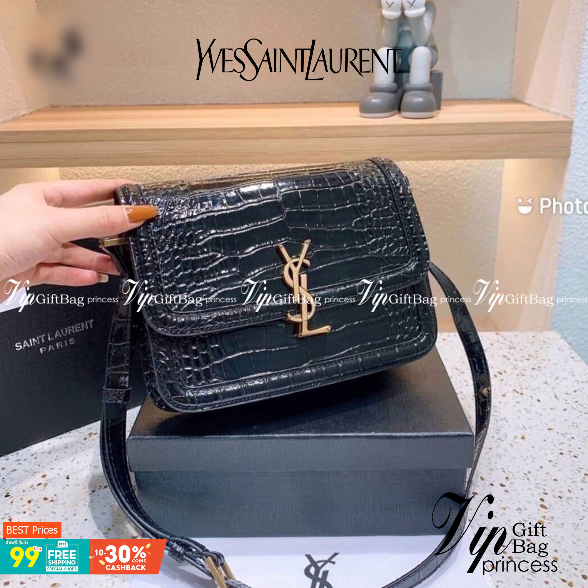 YSL Yves Saint Laurent Black Croc Embossed Leather Satchel Shoulder Bag กระเป๋าสะพายทรงกล่องหนังลายจระเข้ คอลนี้ถือว่าเป็นตัวท๊อปเลยค่า ดาราใช้กันเยอะ ดีไซส์น่าใช้ วัสดุเกรดดี อะไหล่สวยงาม ภายในโล่งมีช่องหลัก และช่องย่อยสามารถใส่มือถือของใช้จุกจิกได้เยอะ 