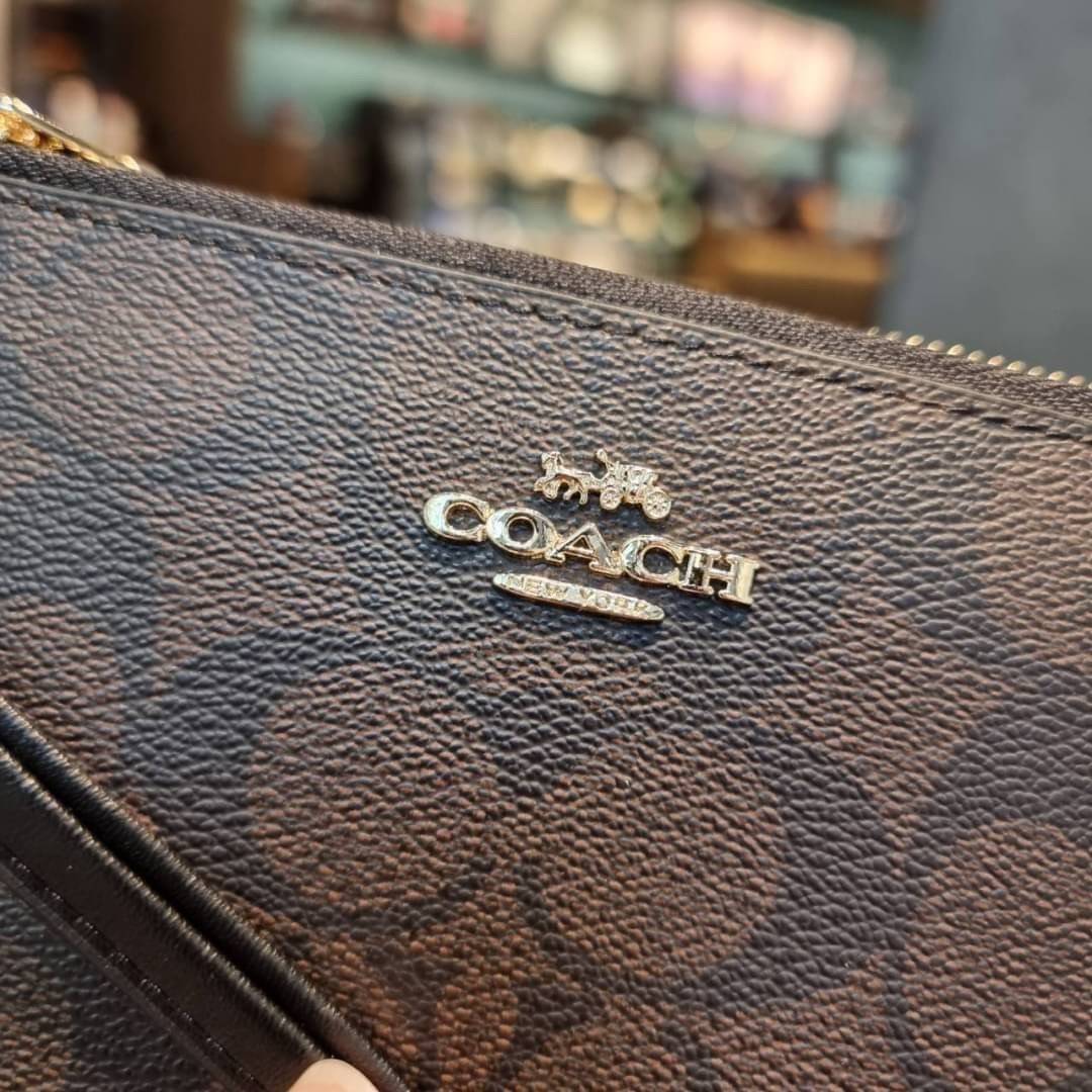 COACH F87591 DOUBLE CORNER ZIP WALLET IN SIGNATURE COATED CANVAS คล้องมือรุ่น 2 ซิป!! มาแล้วจ้า 🌟🤗 ไซส์นี้คือเหมาะมือจริงๆ พกง่ายเช่นเคย ไม่ต้องกังวลว่าจะเกะกะหรือกินพื้นที่กระเป๋าหลัก วัสดุหนังแคนวาสเคลือบลาย มีช่องหลักแยก 2 ช่อง ภายในบุผ