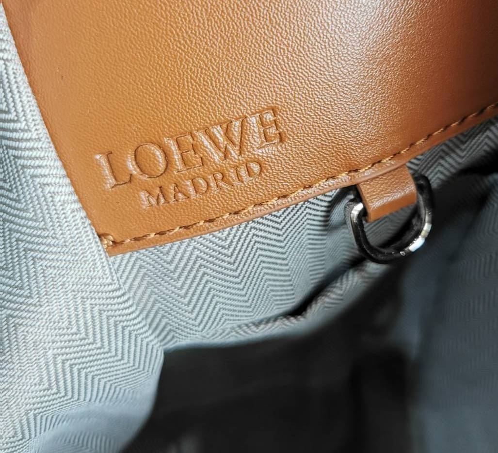 LOEWE ANAGRAM SHOULDER BAG VIP กระเป๋าถือหรือสะพาย รุ่นหายากสุดเลอค่าวัสดุ Anagram Canvas ตัดหนังแท้ Calfskin สุดคลาสสิค ขนาดกำลังดี น้ำหนักเบา ภายในโล่งกว้างและจุ ใส่กล้อง มือถือ ของใช้ได้เยอะ มาพร้อมหูสั้นหนังแท้หิ้วถนัดมือและสายหนังยาวสะพายไหล่หรือ Cro
