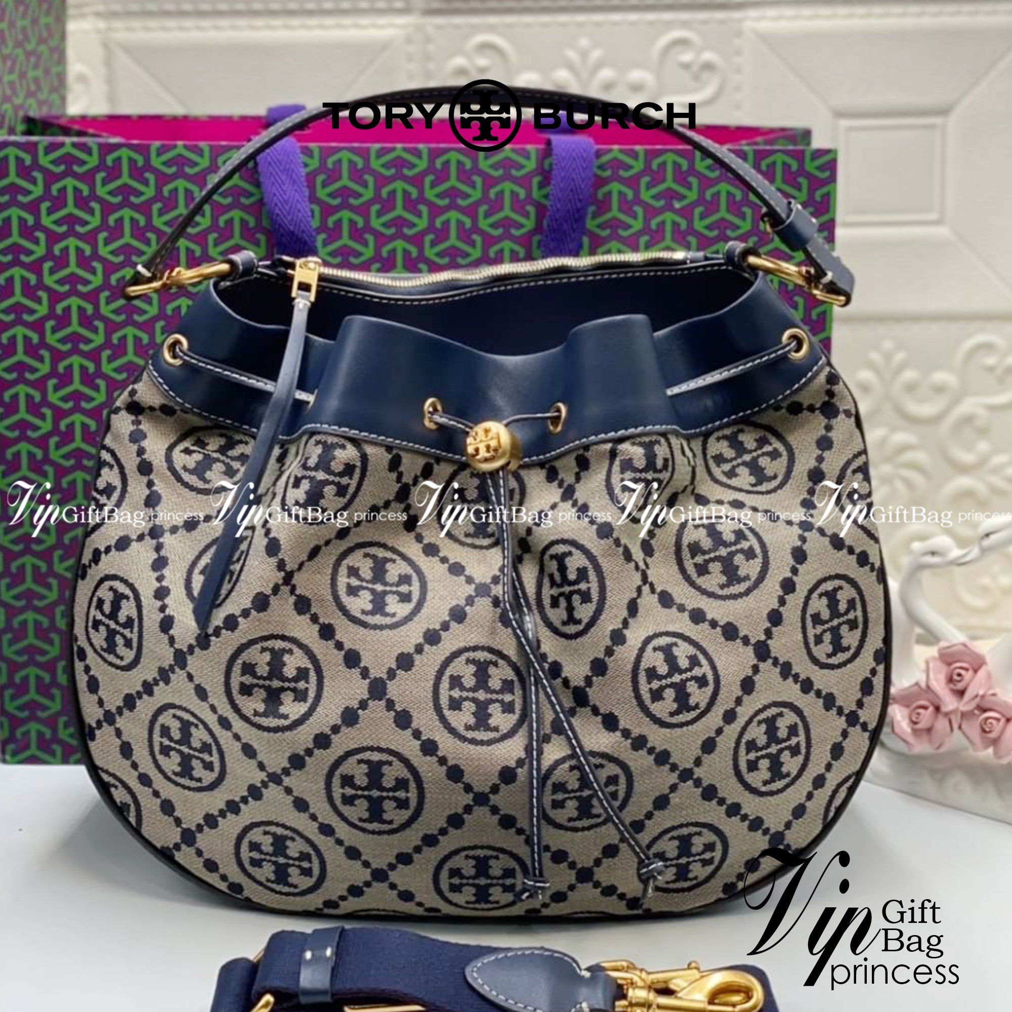 Tory burch t monogram jacquard drawstring hobo กระเป๋าถือและสะพายข้างทำจากผ้าใบ jacquard ตัดด้วยหนังแท้ อีกหนึ่งคอลเลคชั่นจาก T monogrameที่ออกแบบมาในรูปทรงกระเป๋า hobo ทรงสวย มีสไตล์เป็นทรงที่สาวๆนิยมใช้