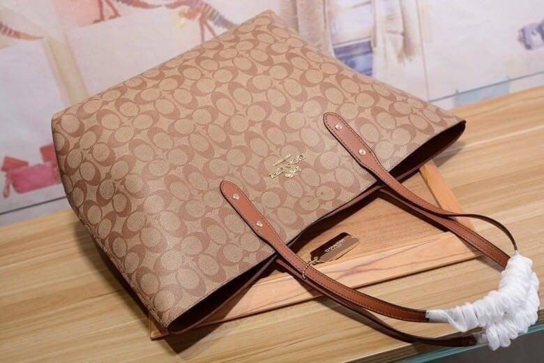 รุ่นยอดนิยม COACH TOWNTOTE IN SIGNATURE CANVAS F76636 กลับใช้ได้ทั้งสองด้าน ใบขนาดใหญ่จุใจ ใส่ของได้เยอะมากกก เป็นรุ่นที่สวยตลอดกาล ควรมีติดตู้ไว้เลยค่าา