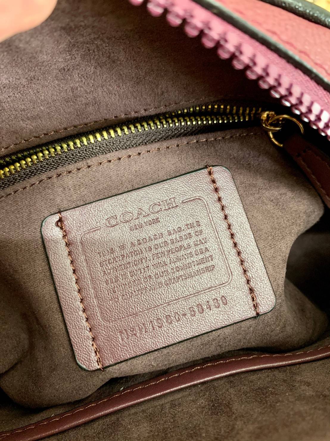 COACH KAT CROSSBODY WITH HORSE AND CARRIAGE PRINT ((88480//88544)) พร้อมส่งค่ะ! กระเป๋าสะพายแบบครอสบอดี้ร์ หนังแท้อย่างดี ตัวกระเป๋าเก๋ด้วยการพิมพ์ลายรถม้าค่ะ ด้านหน้ามีช่องกระดุมแม่เหล็กสำหรับใส่ของจุกจิกได้ พร้อมโลโก้แบรนด์สุดหรู
