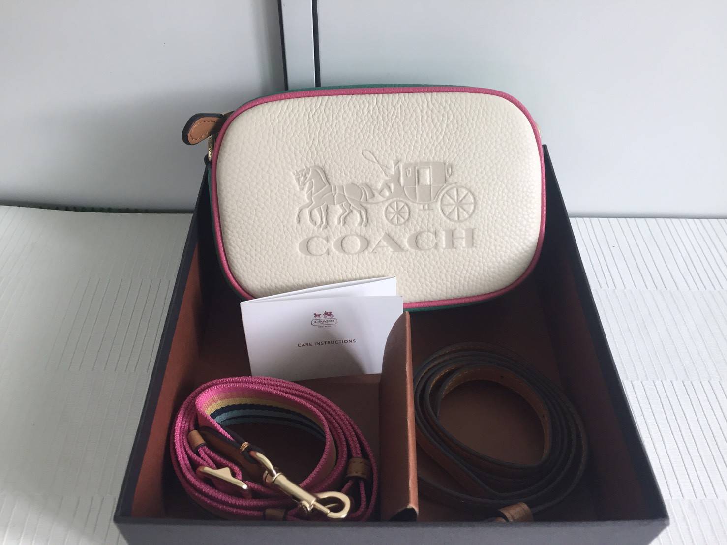 COACH JES CONVERTIBLE BELT BAG IN COLORBLOCK 2IN1 !! กระเป๋าคาดอก/สะพายข้าง ใช้ได้ถึง 2 แบบ!! คุ้มค่ามากที่สุด!! วัสดุหนัง pepble ดีไซน์เรียบ แต่หรู ภายในเป็นช่องโล่ง ใบนี้สาวๆที่ไม่ชอบพกของเยอะ เหมาะมากๆน้า 🙇♀️ ของดีราคาจับต้องได้ ไอเท็มนี