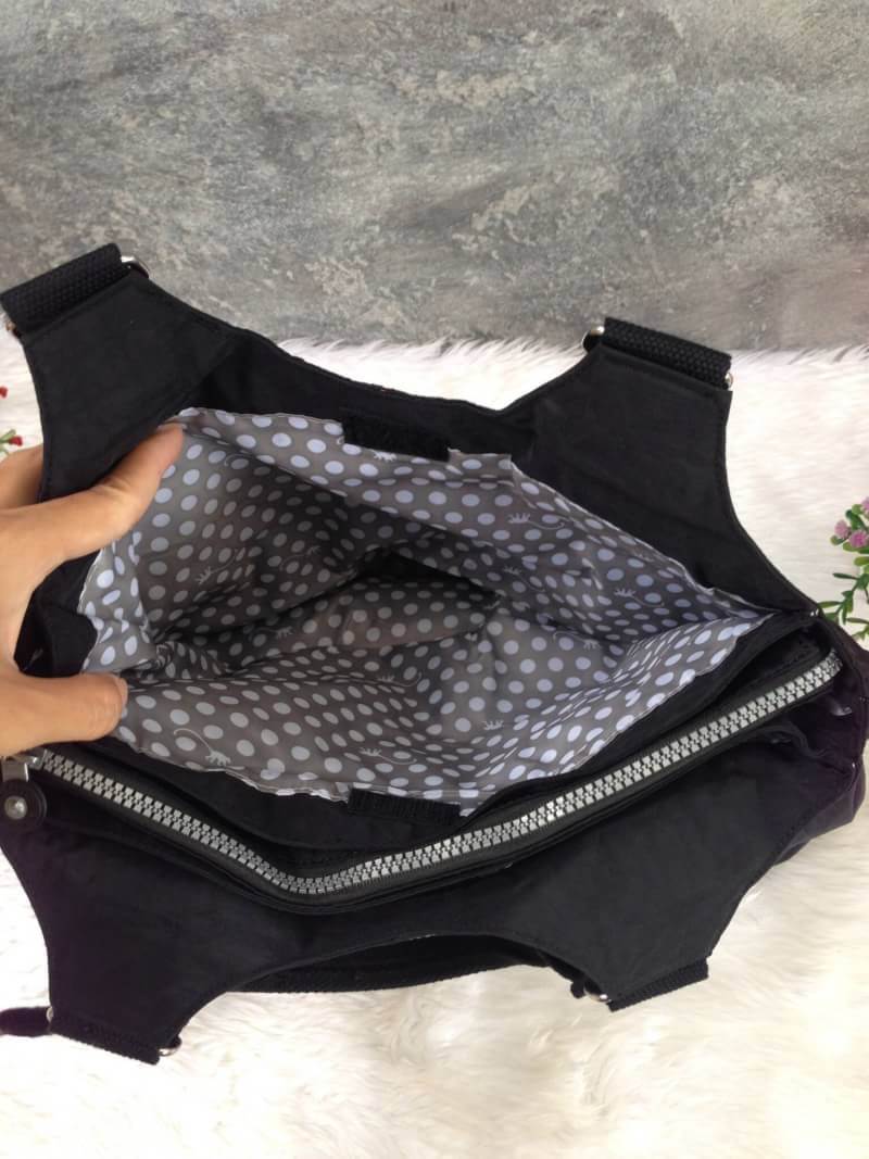 Kipling รุ่น Cicele กระเป๋าสะพายไหล่ใบใหญ่ สวยน่ารัก ตัวกระเป๋าด้านในเป็นช่องโล่งแบบปิดเปิดด้วยซิป มีช่องซิปด้านใน ด้านข้างกระเป๋า มี 2 ช่อง ปิดเปิด ด้วยเทป พร้อมที่ใส่โทรศัพท์ ปากกา และ MP 3 ในส่วนด้านใน และ ด้านข้างกระเป๋า ซ้าย-ขวา เป็นช่องขนาดเล็กสำหรั