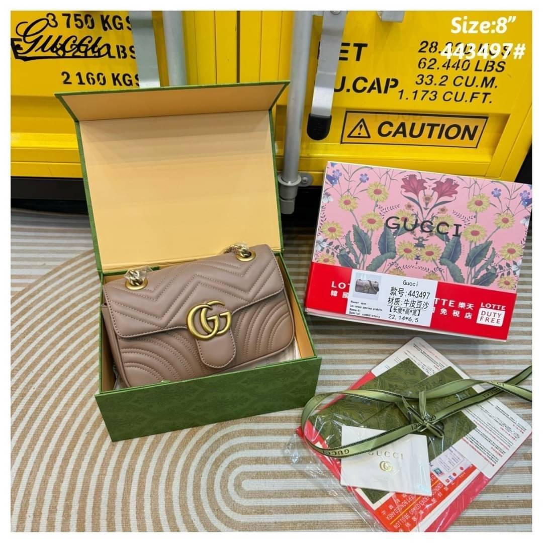 GUCCI GG Marmont shoulder bag กระเป๋าสะพายข้างรุ่นคลาสสิค สะพายขับผิว ดูแพง อัพลุคได้สบายๆ เปิด-ปิดด้วยตัวกดล็อคแน่นหนา ด้านหลังดีไซน์รูปหัวใจ