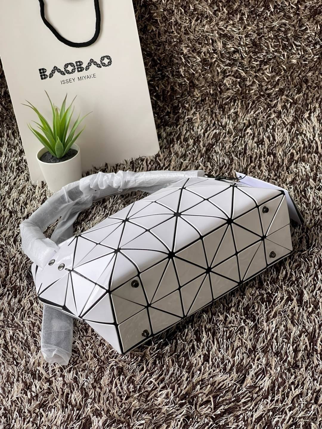 BaoBao Issey Miyake Small Boston Bag กระเป๋าบอสตันที่มีดีไซน์สปอร์ต มีช่องซิปที่ทำให้หยิบสิ่งของออกมาได้ง่ายแล้ว แบบกว้างที่ด้านล่างของกระเป๋ายังให้ความจุที่ยอดเยี่ยม