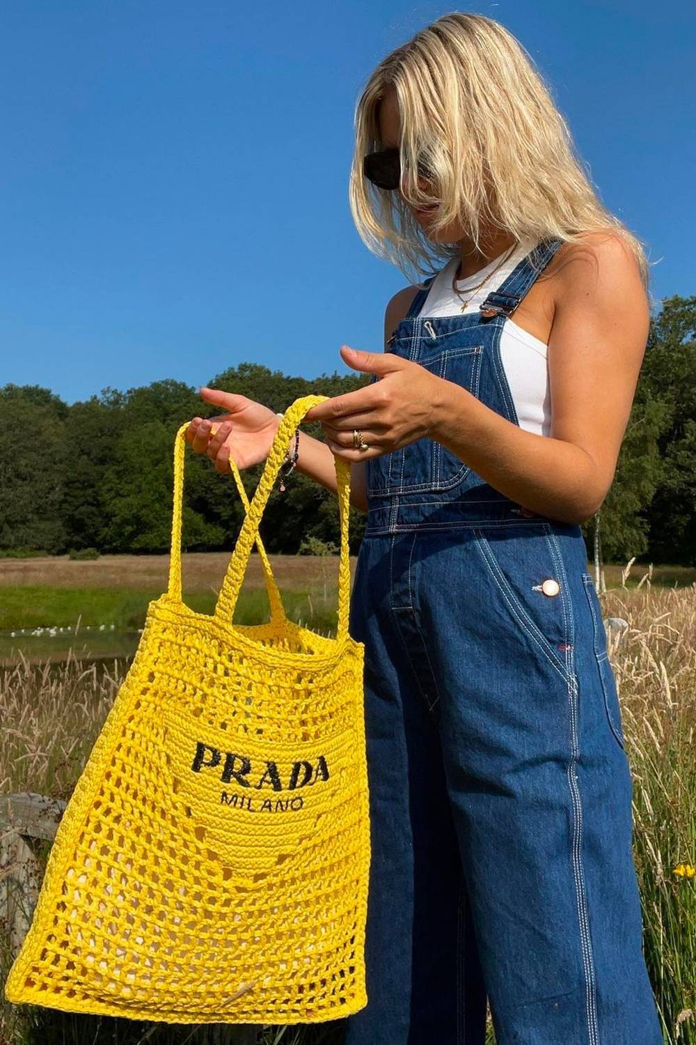 PRADA RAFFIA TOTE BAG สวยไม่ซ้ำใคร สไตล์บีช เหมาะมากกับการสะพายไปเที่ยวทะเล หรือจะใช้ในวันสบายๆก็ตอบโจทย์ กับกระเป๋าสะพายสานใบใหญ่ ตัวกระเป๋าเป็นวัสดุสังเคราห์จากธรรมชาติ