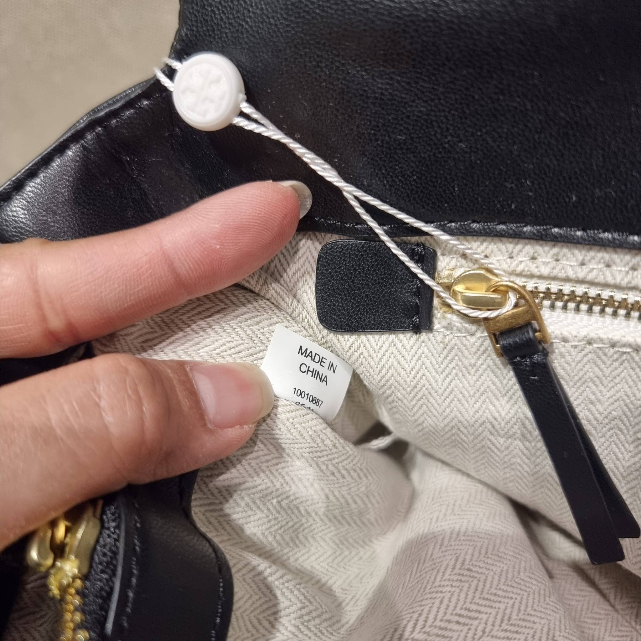 TORY BURCH KIRA CHEVRON CONVERTIBLE SHOULDER BAG กระเป๋าสะพายรุ่นยอดฮิต ไซส์ใหญ่จัดเต็มให้เน้นๆ ใช้ยังไงก็ดูหรู ดีไซน์เฉพาะตัว วัสดุหนังแกะ สัมผัสนิ่ม เปิด-ปิดด้วยกระดุมแม่เหล็ก ภายในเป็นช่องโล่ง แบ่งสัดส่วนไว้ดีมากๆ ใส่กระเป๋าสตางค์ มือถือ เครื่องสำอางค์