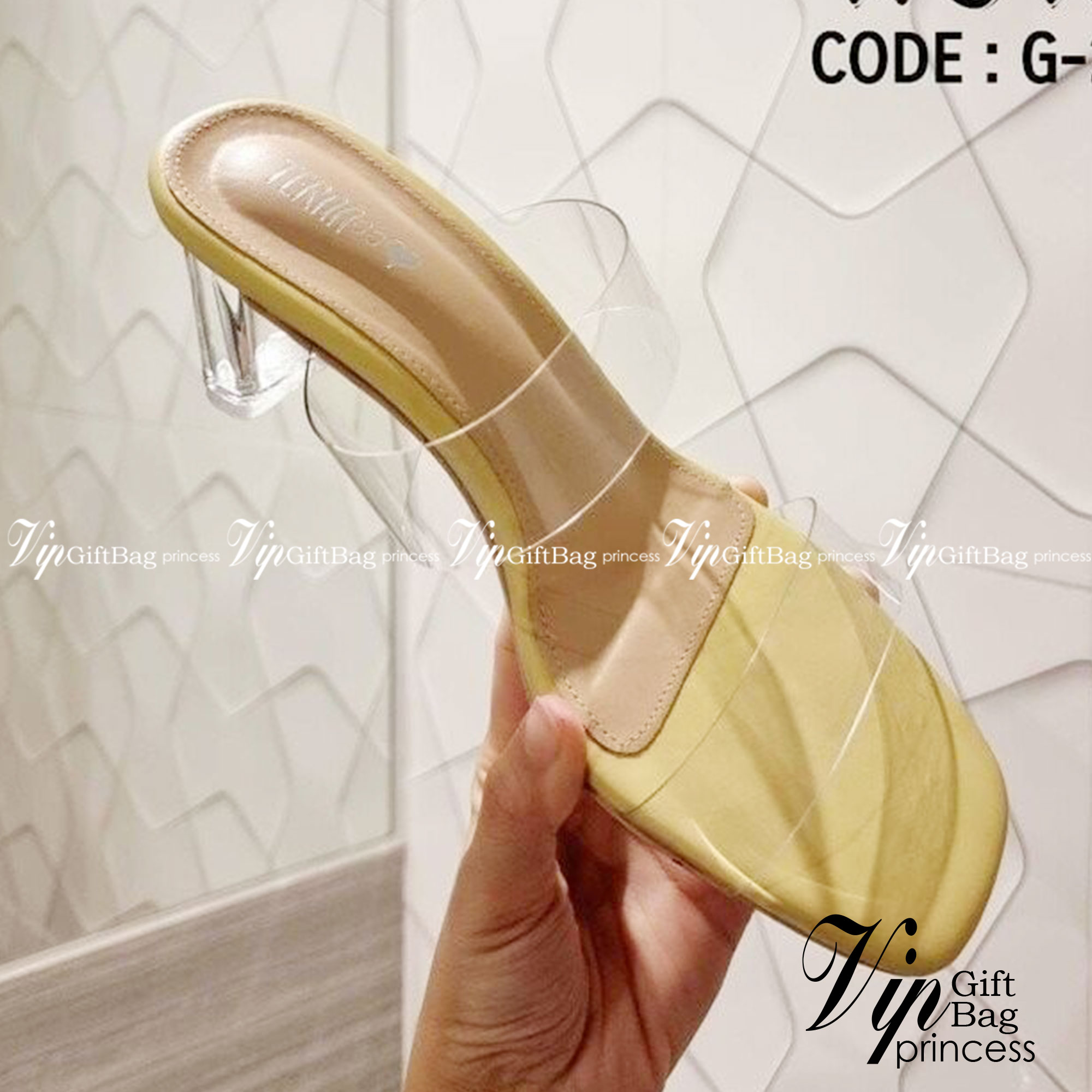 รองเท้างานสวม สไตล์รองเท้าแก้ว สวย โดดเด่น เปรี้ยว สีพื้น หนังสีสด คาดพลาสติกใสอย่างดี เนื้อนุ่ม ส้นพลาสติกแก้วใส แมทส์ชุดง่าย ใส่กับเสื้อผ้าได้หลากหลาย