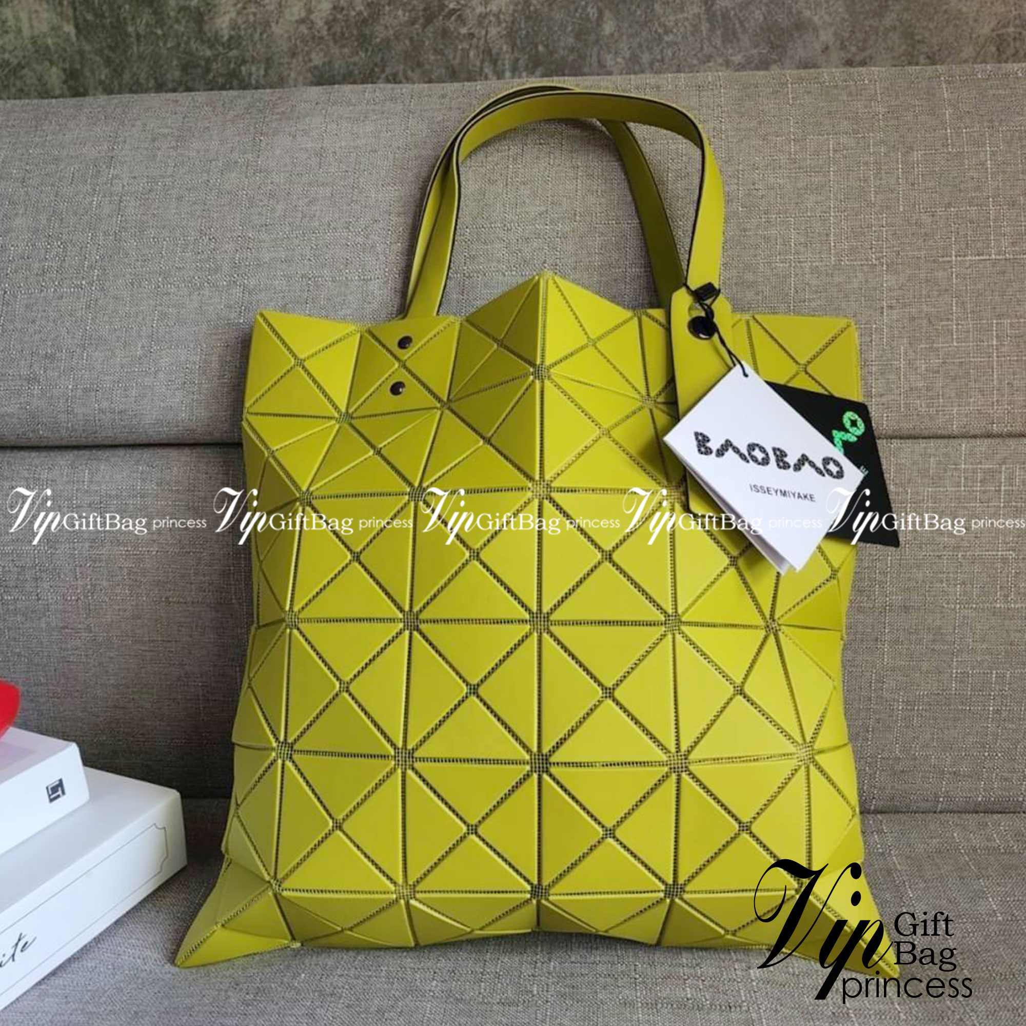 BAO BAO ISSEY MIYAKE LUCENT ONE-TONE กระเป๋า Bao Bao จากแบรนด์ดัง Issey Miyake แบรนด์แฟชั่นจากประเทศญี่ปุ่น ซึ่งมีสินค้ามากมายไม่ว่าจะเป็นเสื้อผ้า นาฬิกา น้ำหอม และที่ขาดไม่ได้นั่นก็คือ กระเป๋า Bao Bao ที่มีความพิเศษในเรื่องของวัสดุและดีไซน์ที่ครองใจสถาปน
