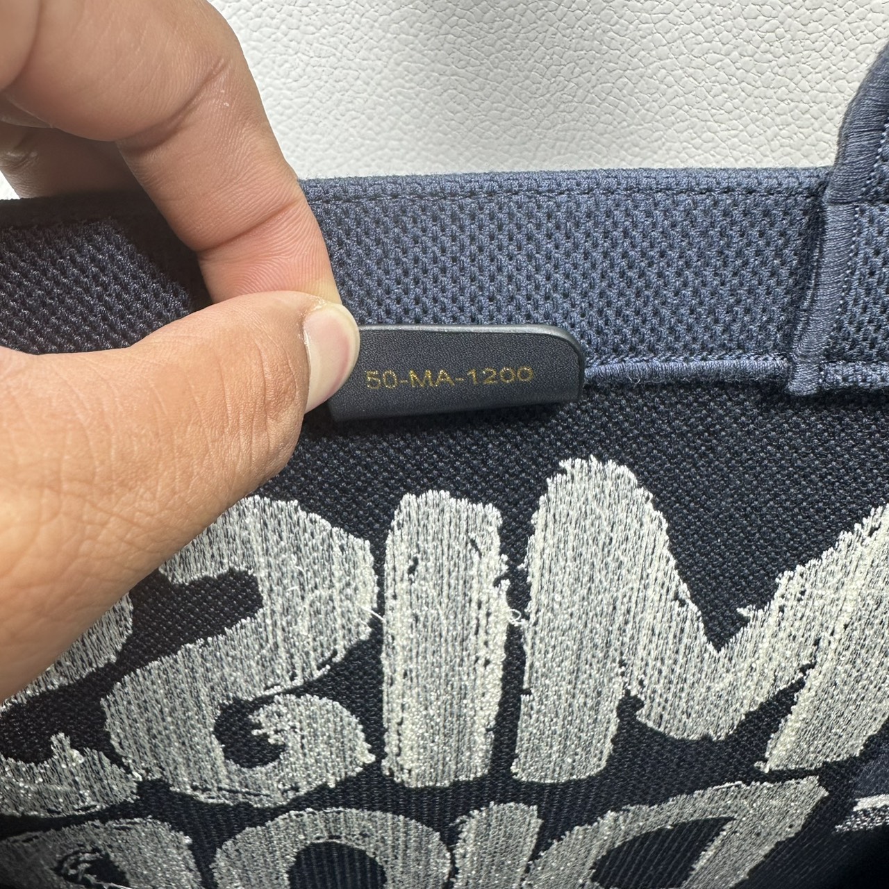 ORI หนังแท้ | Dior BookTote Blue Miss Dior Embroidery Tote Bag กระเป๋าทรงโท้ทคอลใหม่ โทนดำคลาสสิก สวยงามและหรูหรา