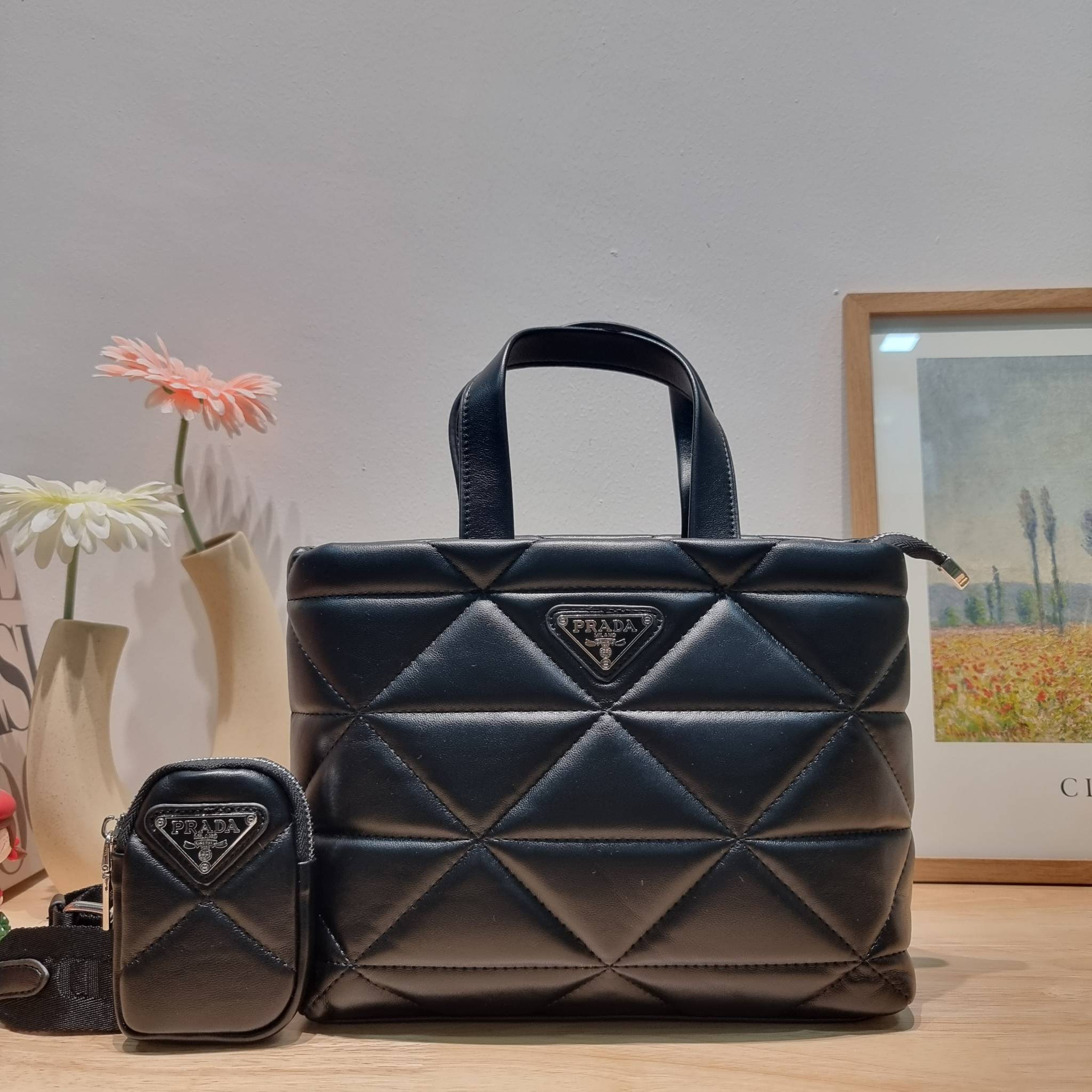 PRADA LEATHER PADDED BAG ใหม่ล่าสุด กับคอลเลคชั่นที่ทำออกมาตอบโจทย์ได้ทุกไลฟ์สไตล์ และเป็นยูนิเซ็กส์ กับกระเป๋าทรงโท้ท ขนาดกำลังดี