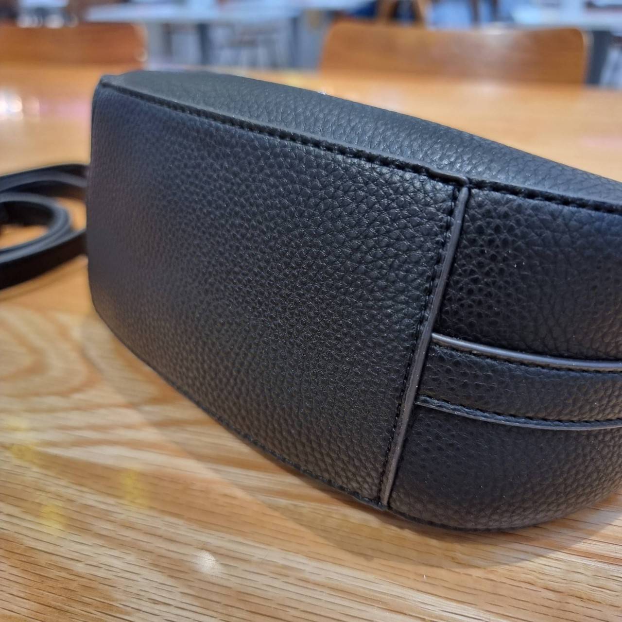 COACH C6807 KLEO HOBO IN SIGNATURE CHAMBRAY ใหม่ล่าสุด คอลเลคชั่นสุดคิ้วท์ ที่สาวๆต้องหลงรัก กระเป๋าสะพายทรงโฮโบ ที่ดีไซน์มาให้ปรับใช้งานได้หลากหลาย วัสดุหนัง pepble สวยหรู รูดเปิด-ปิดด้วยซิป ภายในเป็นช่องโล่ง สายคล้องสามารถถอดออกใส่สายยาวสะพายข้างได้ หรื