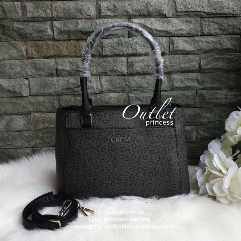 GUESS G LOGO PRINT TOTE BAG กระเป๋าถือหรือสะพายรุ่นใหม่ล่าสุดจาก GUESS FACTORY รุ่นยอดนิยม สวยอย่างมีสไตล์ สีสวยคลาสสิก รุ่นนี้มีการพิมพ์ลายโลโก้ รอบใบ หนัง faux-saffiano หนังคุณภาพดี ตั้งอยู่ทรง น้ำหนักเบา ประดับด้วยโลโก้แบรนด์อะไหล่เงิน สวยโดดเด่นที่กระ