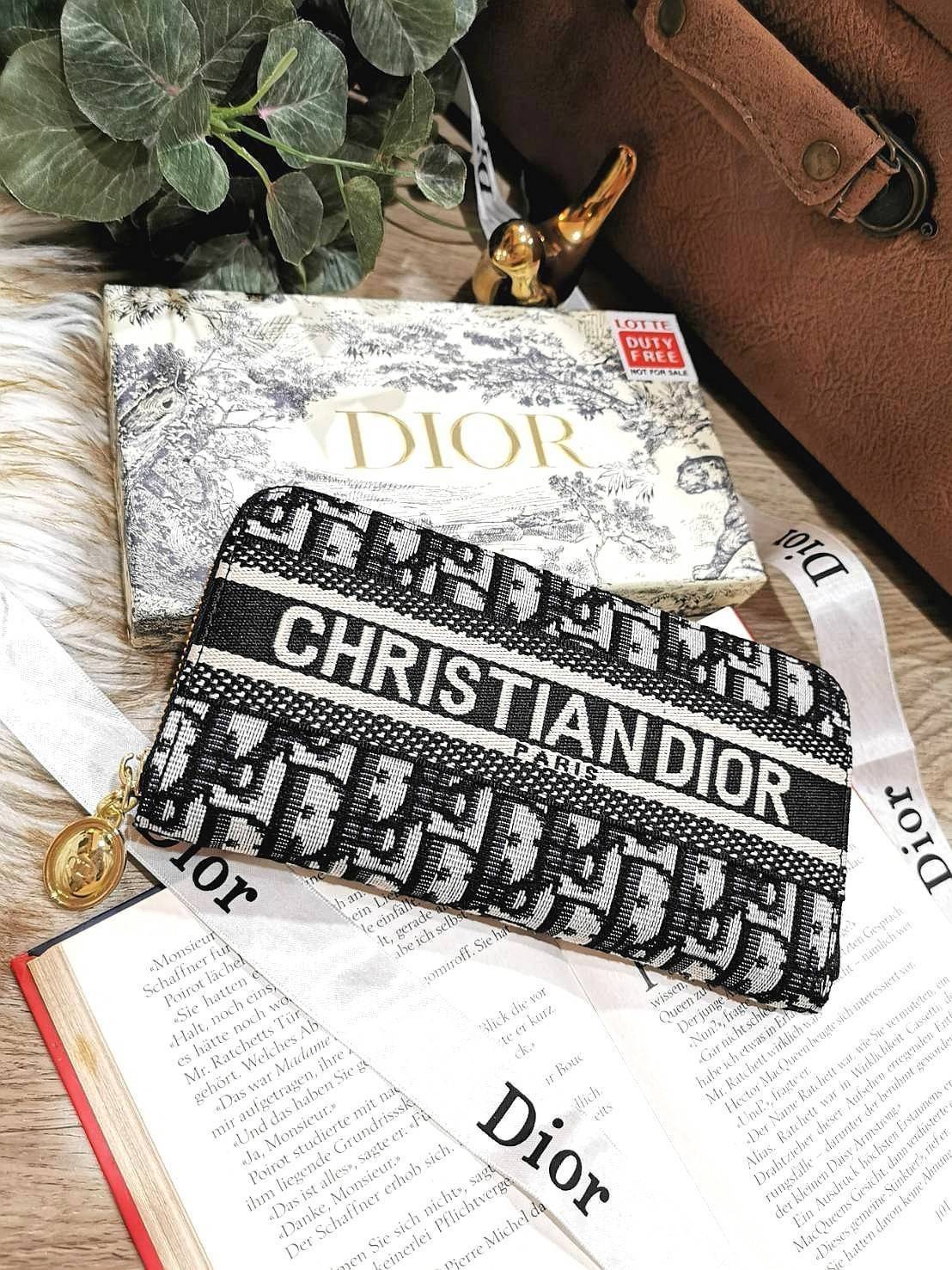 VIP 】CHRISTIAN DIOR ANAGRAM LONG WALLET VIP GIFT WITH PURCHASE (GWP) กระเป๋าสตางค์ใบยาวไอเท็มแนะนำพรีเมี่ยมกิ้ฟ Limited จาก DIOR DUTYFREE ลาย Dior Anagram สวยคลาสสิคไม่มีเอ้าท์ เปิดปิดด้วยซิปแบรนด์สีทองสะดวกใช้ ภายในมีช่องแบ่งหลายช่องและช่องซิปกลางเเยกเป็