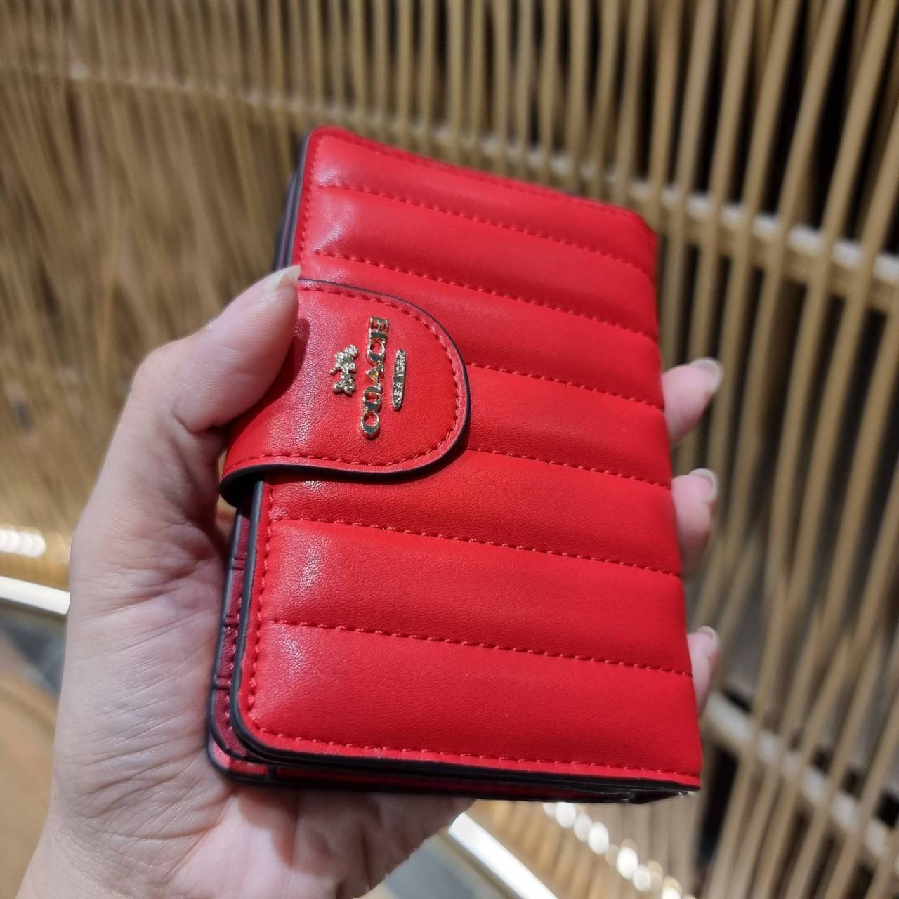COACH C3454 MEDIUM CORNER ZIP WALLET ความหรูที่ซื้อได้!! กระเป๋าสตางค์ดีไซน์ใหม่ล่าสุด ออกแบบมาหรูดูดี ดีเทลลูกเล่นบุหนัง nappa นิ่มขึ้นเงาสวยมากๆ เปิด-ปิดใช้งานง่าย มีช่องซิปแยก มีช่องใส่บัตร ใส่ธนบัตรได้ทุกชนิด สะดวกใช้จริงๆใบนี้ สาวๆได้ไปใช้แล้วไม่อยาก