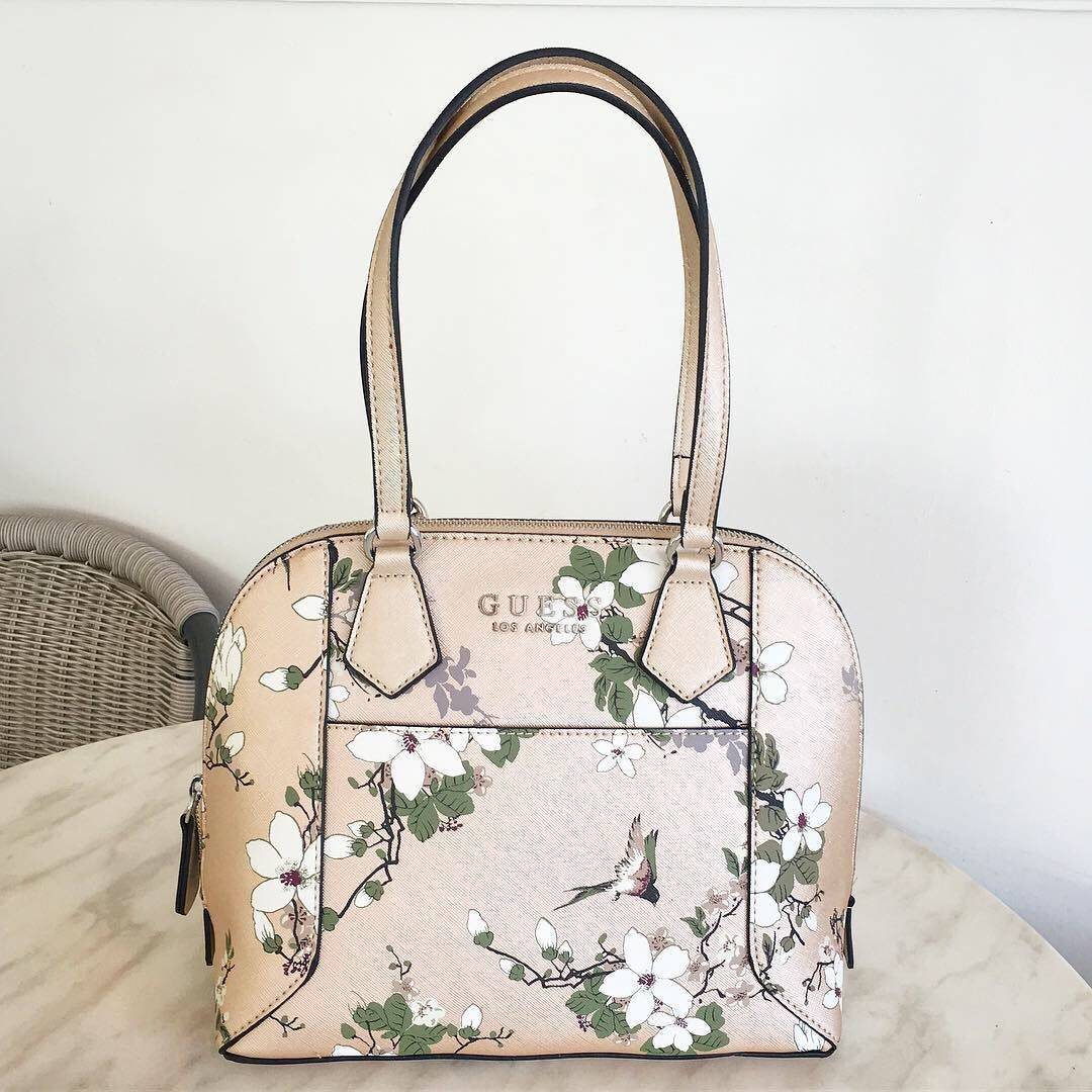 Guess sakura rose gold สุดคลาสสิค พิมพ์ลายดอกซากุระ ทรงโดมมีสายสะพายยาวถอดได้ ปรับได้ พร้อมส่งที่ไทยในราคาสุดคุ้ม