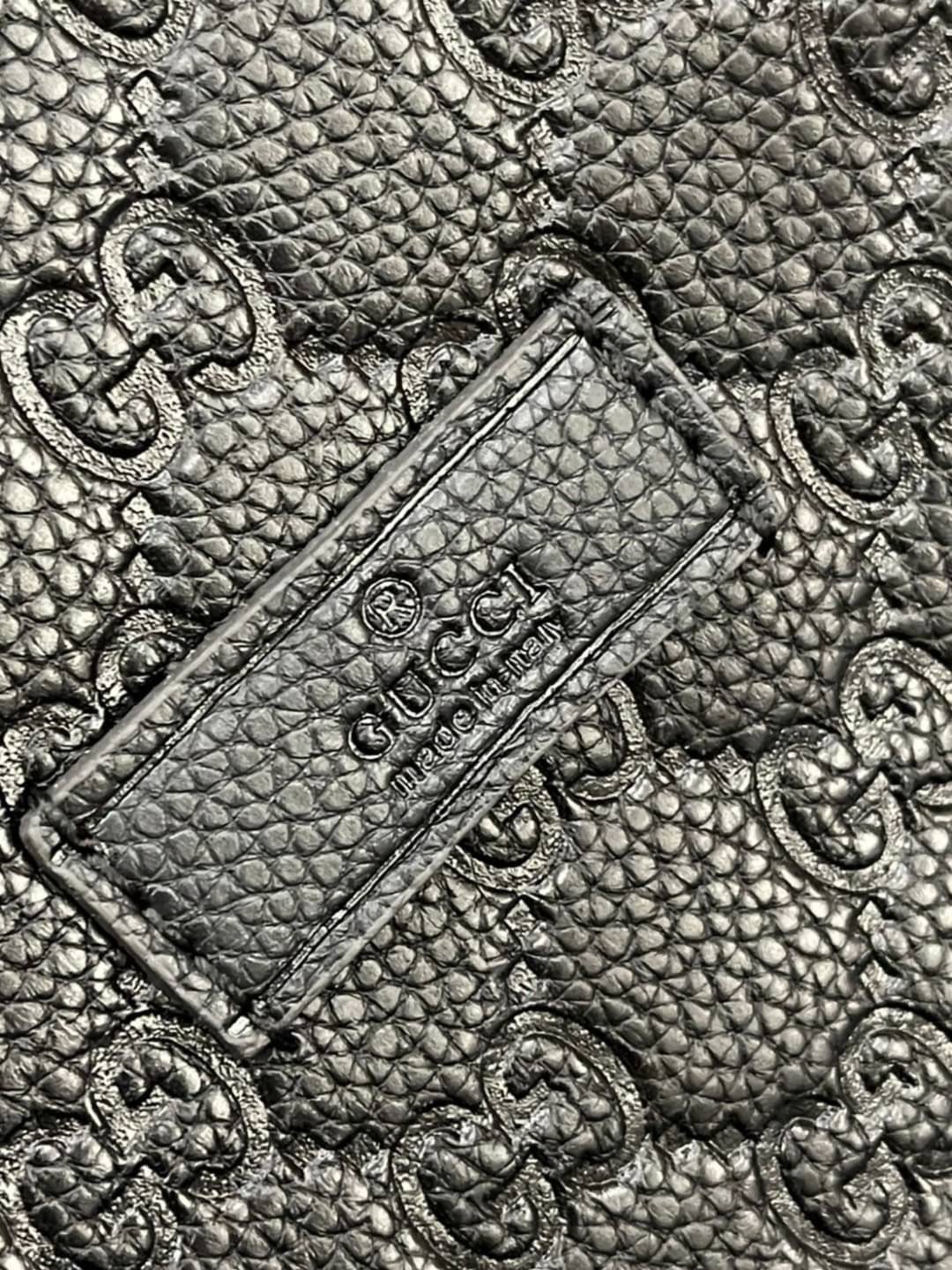 หนังแท้ Gucci GG Supreme black tote Shopping Bag กระเป๋าทรง neverfull ยอดฮิต รุ่นนี้ใช้หนังเยอะมาก คุ้มสุด งานหนังแท้เมื่อกระทบแสงขึ้นเงาสวยมากๆ ค่ะ สวยหรู จุของได้เยอะ ภายในโล่งกว้าง limited ที่สุด ไม่ควรพลาดเลยค่าาา