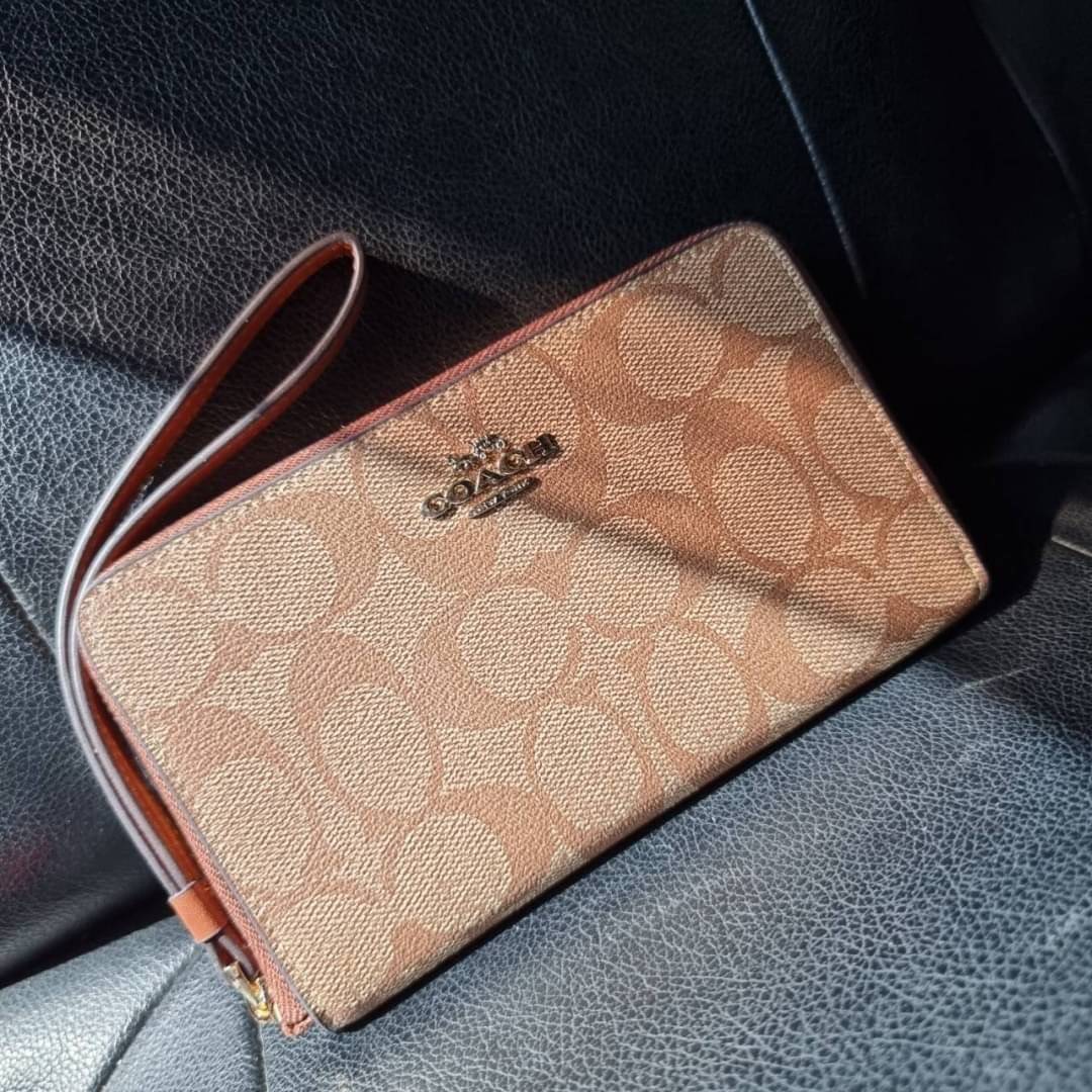 COACH F57468 PHONE WALLET IN SIGNATURE COATED CANVAS กระเป๋าสตางค์ถนอมมือถือ!! 2IN1 สุดๆ ใส่โทรศัพท์ ใส่เงิน ใส่บัตร ครบถ้วน!! จบในใบเดียวจ้า ขนาดกำลังเหมาะมือ วัสดุหนังแคนวาสเคลือบลาย คุณภาพดี สาวๆมีไว้ติดตัวสักใบ ไม่ผิดหวังจ้า