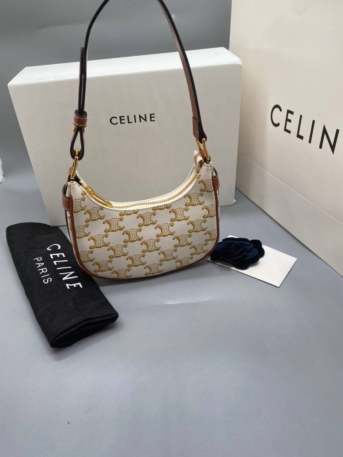 CELINE MINI SHOULDER BAG Celine Vintage Classic MINI Ava bag กระเป๋าสะพายไหล่ใบเล็กน่ารักมากก ขนาดใหม่ น้องน่ารักมากก คาเฟ่จ๋าาาา น้องมาล๊าววว วัสดุ TRIOMPHE CANVAS ดีไซน์สวยหรูฮิตสุดในเกาหลี! หนังสวยอยู่ทรงกันน้ำ เปิดปิดด้วยซิปแบรนด์สีทอง สายสะพายหนังปรั