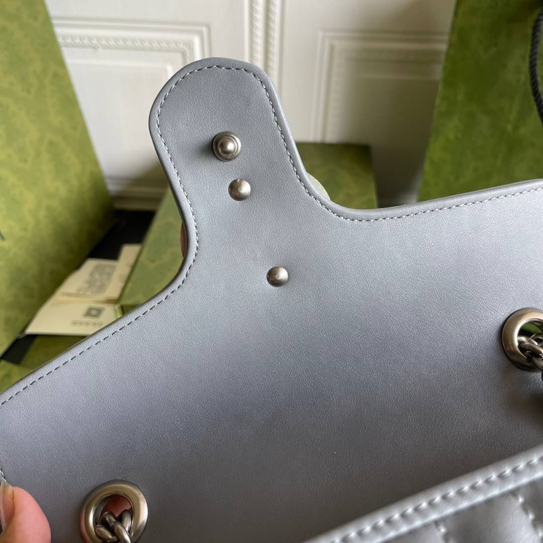 หนังแท้ 26cm GUCCI GG Marmont leather shoulder bag แบบใหม่ล่าสุด ราคานี้หนังแท้คือคุ้มมากเลยค่าสาวๆ ต้องจัดแล้วน้าา ยกระดับความหรูให้กับตัวเองกันหน่อย ด้วยกระเป๋ารุ่นนี้!! ครอสบอดี้ที่ดีไซน์หรู อัพเลเวล ในราคาที่จับต้องได้ พร้อมเสิร์ฟความสวยตรงถึงบ้านแล้ว