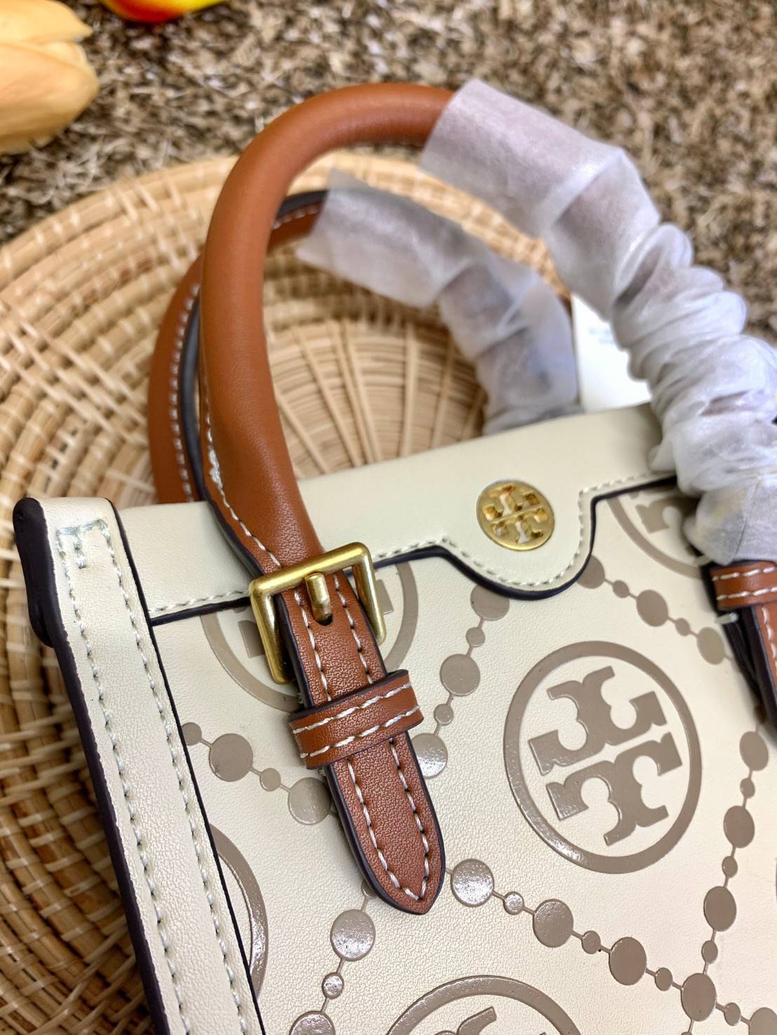 สีใหม่ล่าสุด ผู้ดีมาเลยยจ้าา จำนวนจำกัด! TORY BURCH T MONOGRAM CONTRAST EMBOSSED MINI TOTE 🥂พร้อมส่ง มาอัพลุคให้ดูดีไปพร้อมๆกัน กับกระเป๋าทรงTote ที่ไม่ว่าวันไหนๆ ใบนี้เอาอยู่เลยค่ะ
