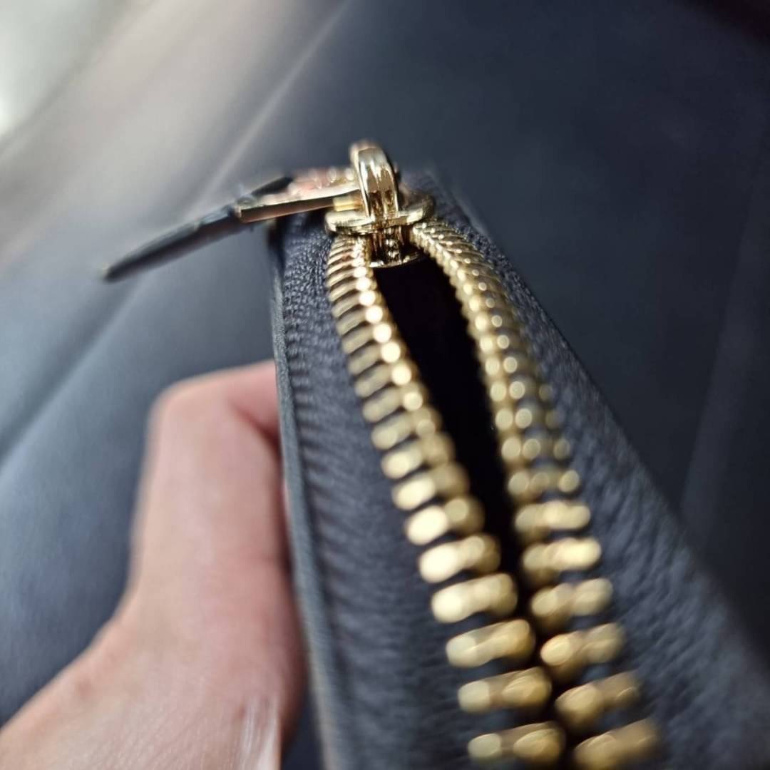 COACH F54630 ACCORDION ZIP WALLET IN SIGNATURE COATED CANVAS WITH LEATHER STRIPE กระเป๋าสตางค์ใบยาวรุ่นคลาสสิค คัดสีขายดีมาให้กันเลยจ้า ♥️ วัสดุหนังแคนวาสเคลือบลาย เปิด-ปิดด้วยซิปรอบ รูดใช้งานง่าย ใส่บัตรได้ มีช่องซิปใส่เหรียญ ใส่มือถือได้ พกใบนี้ใ