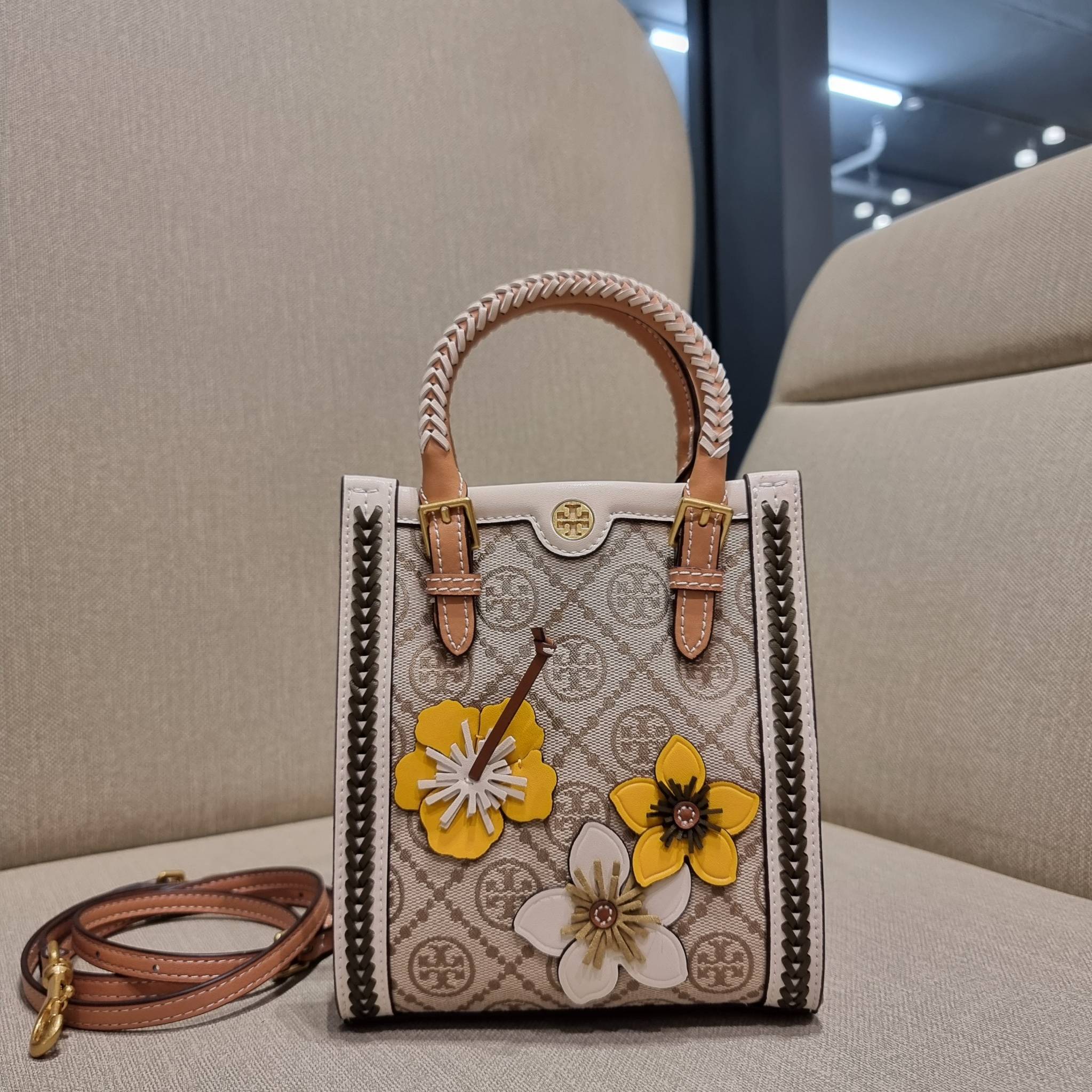 TORY BURCH T MONOGRAM BRAIDED MINI TOTE คอลเลคชั่นใหม่ พร้อมเสิร์ฟความสวยให้ถึงบ้าน!! รอบนี้จัดกระเป๋าทรงโท้ท ไซส์มินิมาให้สาวๆโดยเฉพาะ ดีไซน์ใหม่ล่าสุด สไตล์งานคราฟ มีลูกเล่นประดับดอกไม้กับตัวกระเป๋า วัสดุผ้า jacquard ตัดสลับหนังแท้ หูจับและขอบกระเป๋าตกแ