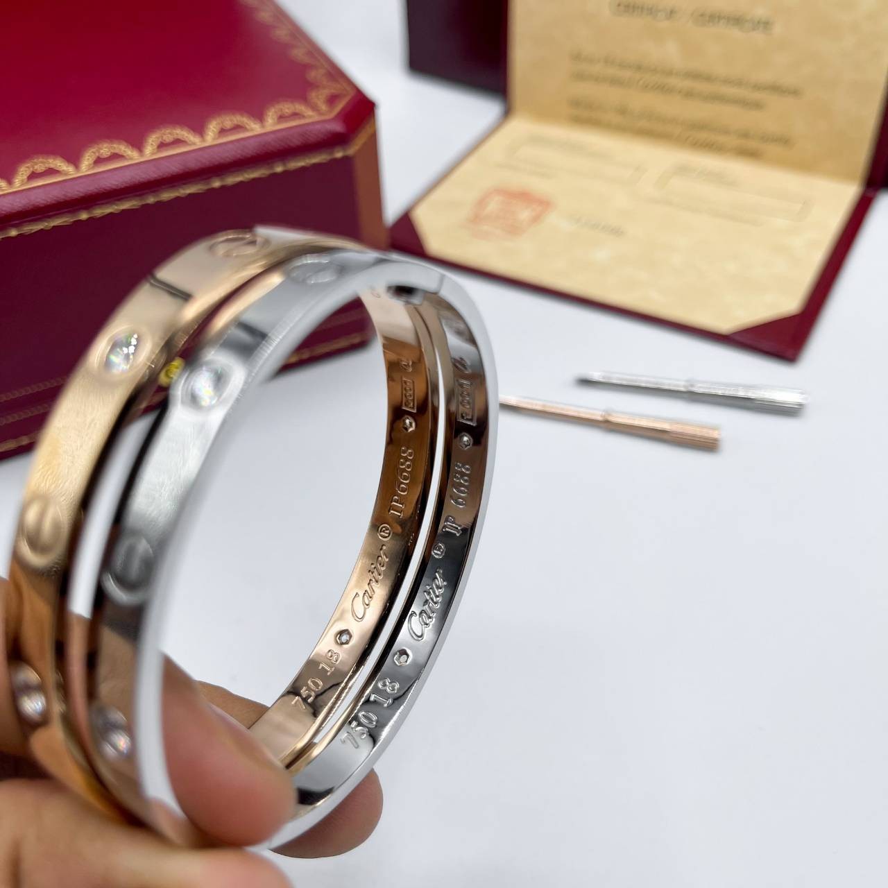 Cartier Love Bracelet, 4 diamonds กำไลข้อมือ Size 18 งานดีสุดเกรดออริจินิล วัสดุคุณภาพดี ไม่ลอกไม่ดำ กล่องใหญ่ตามแบบ งานปั้มครบตามรูปเลยค่ะ