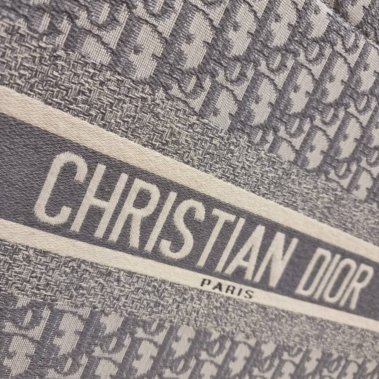 VIP 】HOT ARRIVAL!! DIOR CD SHOPPING BAG WITH GWP กระเป๋าทรงช้อปปิ้งใบใหญ่ จุใจ!! พรีเมี่ยมกิ๊ฟรุ่นดับเบิ้ลฮอต ดีไซน์คลาสสิควินเทจ สวยหรู วัสดุผ้าแคนวาสลายกราฟฟิค ภายในโล่งกว้างมากๆ ใส่ของจุสุดๆ โน้ตบุ้ค ไอแพด กระเป๋าสตางค์ มือถือ หรือเสื้อผ้ายังได้ สะพายค