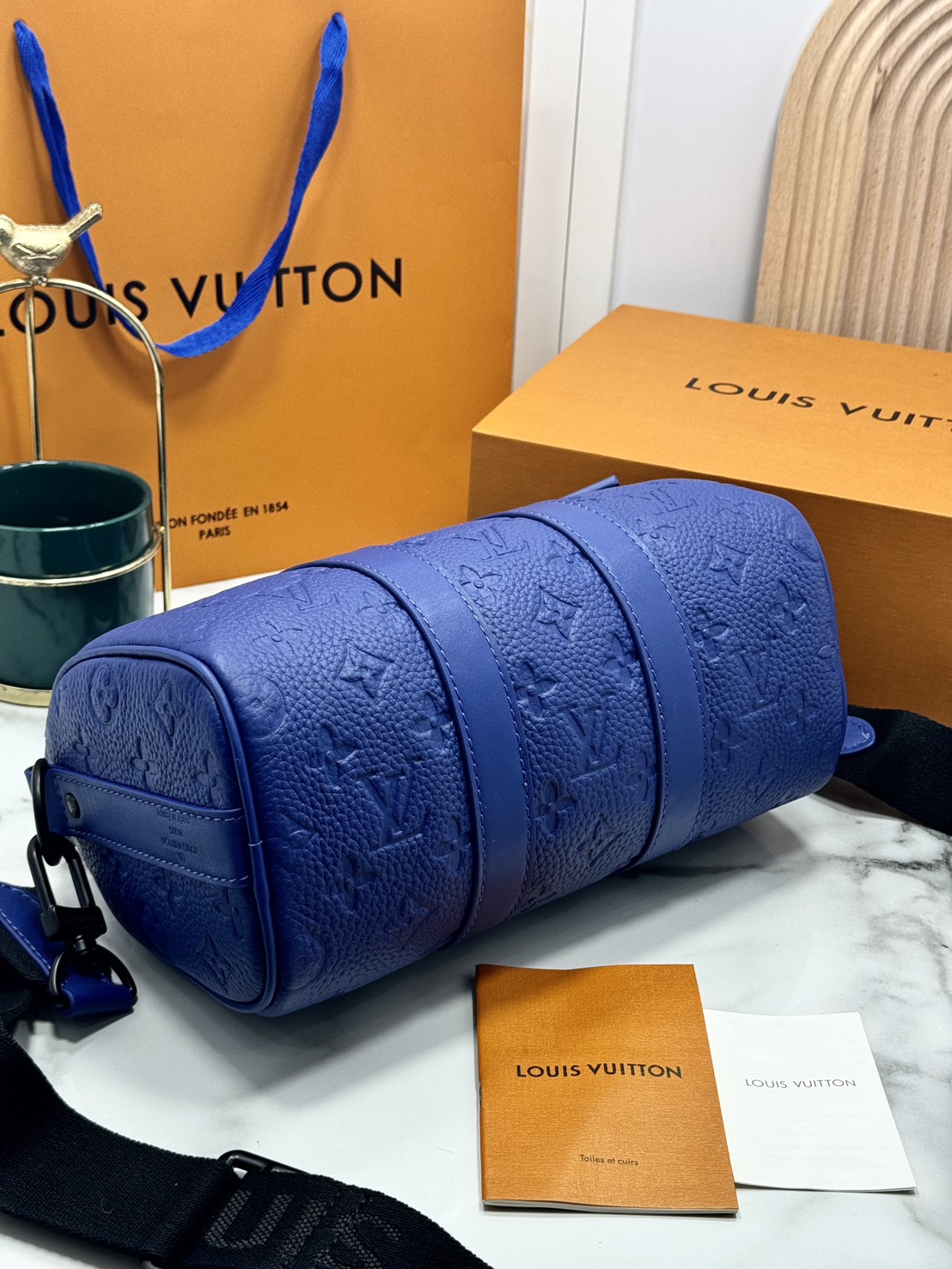 TOP ORI หนังแท้ | LV Keepall Bandoulière 25 กระเป๋าสะพายทรงหมอนสุดไอคอนิก หนังแท้ Taurillon ลายเกรน ฉลุลายโมโนแกรมสวยหรูคลาสสิก โทนสีหรูหราเข้ากันอย่างลงตัว