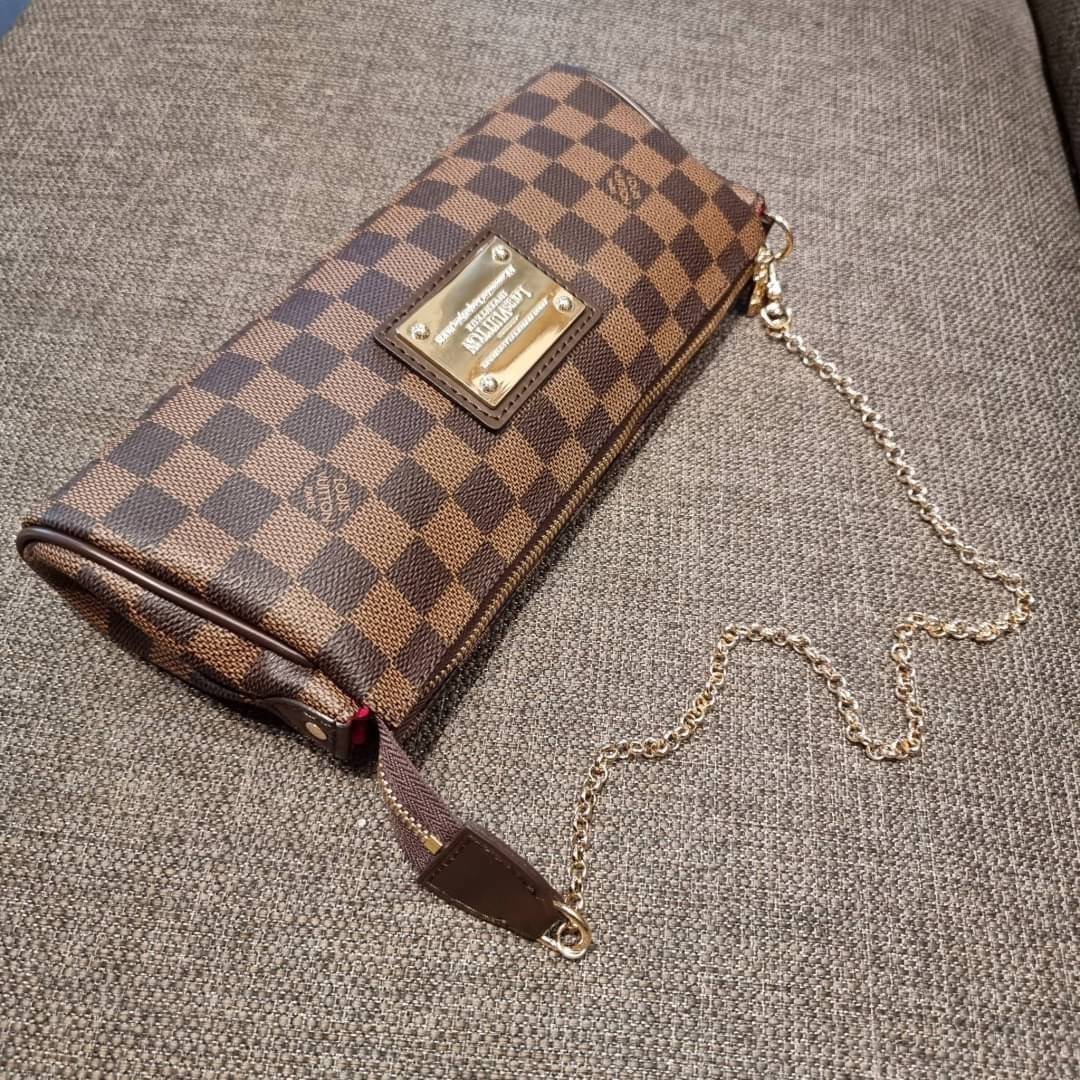 LV CROSSBODY CLUTCH BAG WITH CHAIN / LV Eva Clutch Crossbody Bag กระเป๋าสะพายวีไอพีพรีเมี่ยม วัสดุหนังแคนวาสคุณภาพ โลโก้เพลทอะไหล่ทอง คมชัด หรูหรา เปิด-ปิดกระเป๋าด้วยซิป ภายในเป็นช่องโล่ง ใส่ของใช้สำคัญได้สบายๆ มือถือ พาวเวอร์แบงค์ เครื่องสำอางค์ ของจุกจิ