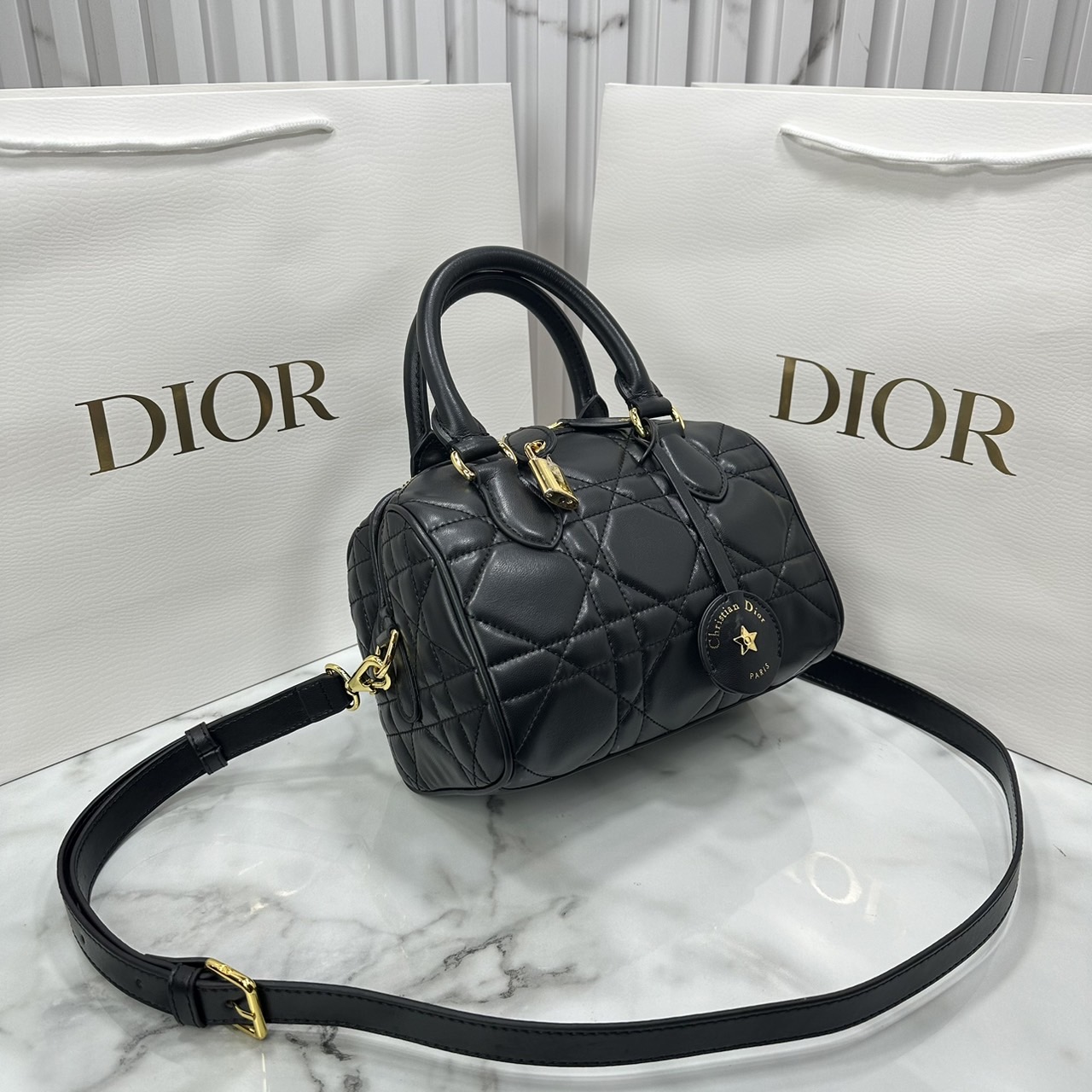 DIOR Groove 20 Bag / Dior Keepall Macrocannage Leather / Oblique Jacquard กระเป๋าสะพายทรงบอสตัน Keepall ทันสมัยและสง่างาม ใช้งานได้ทั้งแบบสะพายไหล่หรือสะพายแบบครอสบอดี้ เหมาะเป็นไอเทมคู่ใจในชีวิตประจำวัน เกรดออริ 1:1