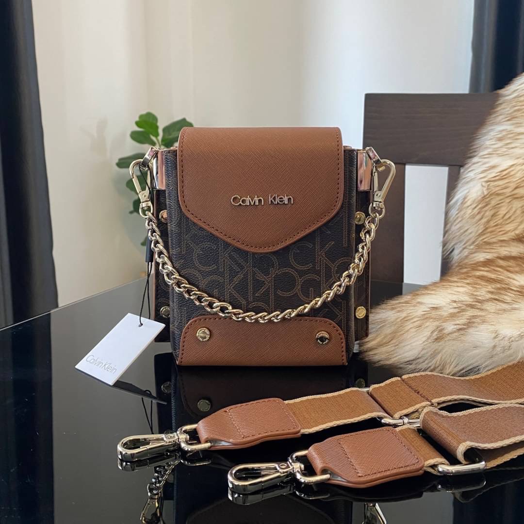 CALVIN KLEIN JEANS crossbody bag กระเป๋าถือหรือสะพาย ลายซิกเนเจอร์แบรนด์ทั้งใบ เปิด-ปิดกระเป๋าด้วยกระดุมแม่เหล็ก ด้านในแบ่งเป็น 2 ช่องหลัก และมีช่องเล็กใส่ของจุกจิก ซับในลายแบรนด์อย่างดี มาพร้อมสายสะพายยาวปรับระดับได้ฟรีไซต์ สามารถใช้ได้หลากหลายโอกาสค่ะ