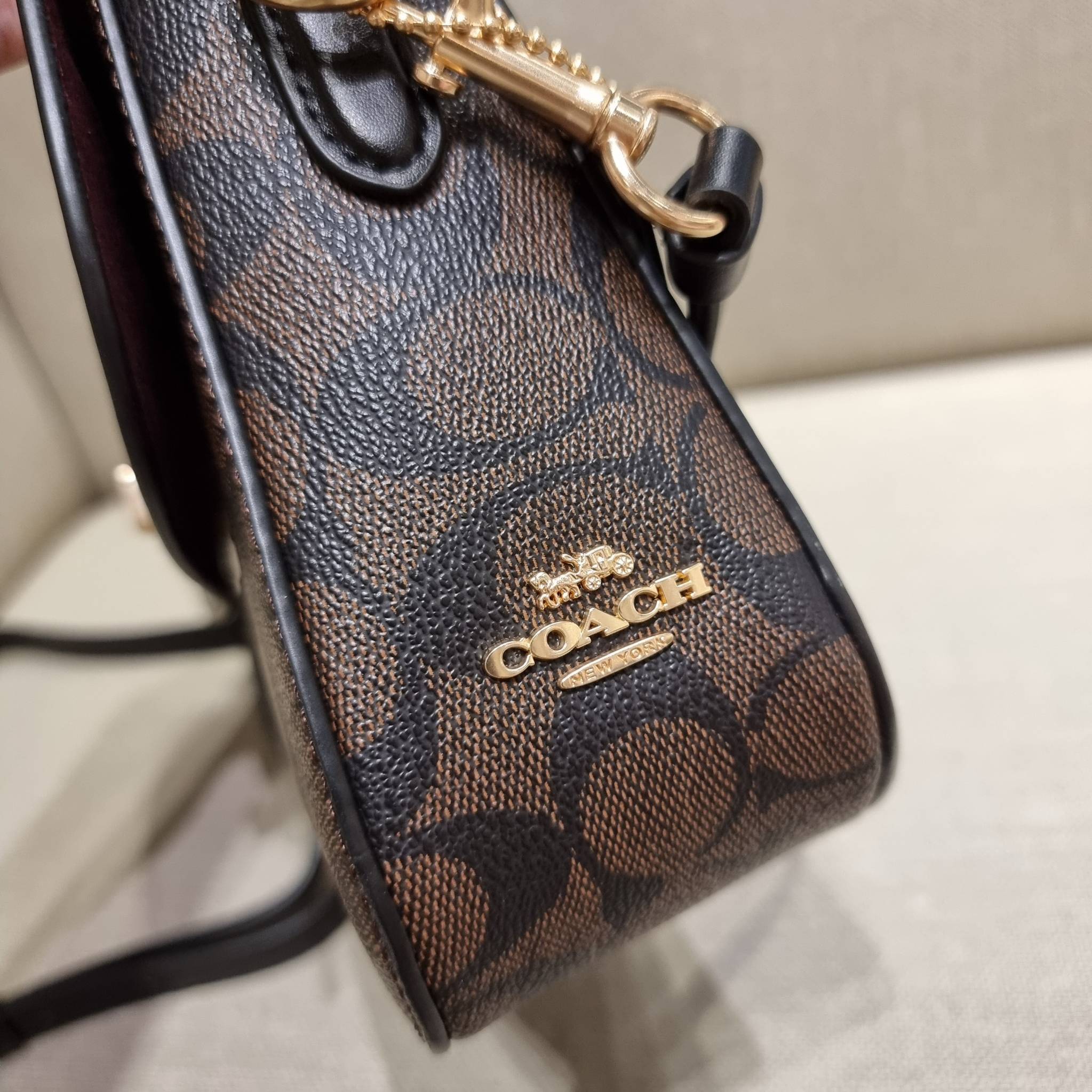 COACH C1765 MARLIE TOP HANDLE SATCHEL IN SIGNATURE CANVAS กระเป๋าถือ/สะพายข้าง มีดีไซน์ยูนีค โดดเด่น ตกแต่งโลโก้ด้านข้างอะไหล่ทอง สวยคลาสสิคด้วยวัสดุแคนวาสสลับหนังแท้ เปิด-ปิดด้วยตัวล็อคแน่นหนา ภายในเป็นช่องโล่ง ใส่ของได้ครบครัน มาพร้อมหูจับในตัวและสายสะพ