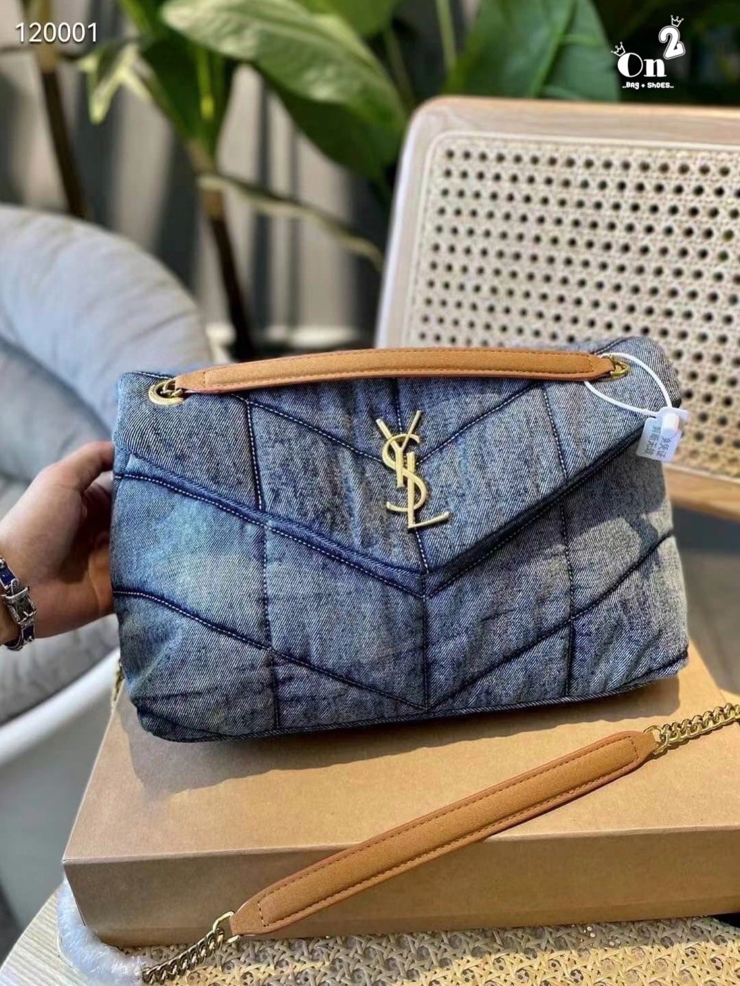 YSL SAINT LAURENT Loulou Danim Shoulder Bagblue bag กระเป๋าสะพายผ้ายีนส์เดนิมควิลท์ อะไหล่ทอง สีตัดกันสวยมากค่ะ รอบนี้มา 2สี โทนยีนส์ดำ และฟ้า สวยเท่ๆ ไปเลยค่า งานดูดีมีระดับ ชนช็อป ปั้มทุกจุดเป๊ะมากก สายสามารถดึงสั้นยาวได้ค่ะ
