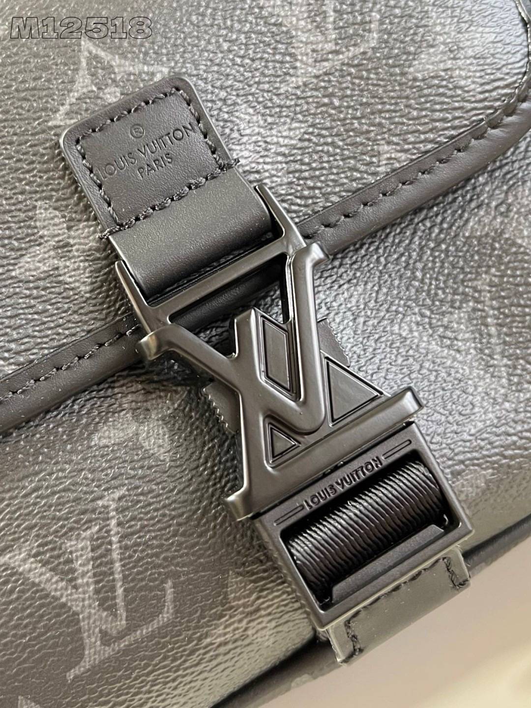 สลับแท้ LV Getaway Messenger Monogram Eclipse Bag กระเป๋าแมสเซนเจอร์ แคนวาสขนาดกะทัดรัดสมบูรณ์แบบสำหรับสุภาพบุรุษ กระเป๋าสะพายเฉียงผสานดีไซน์มีระดับเข้ากับความสะดวกสบายอย่างลงตัว