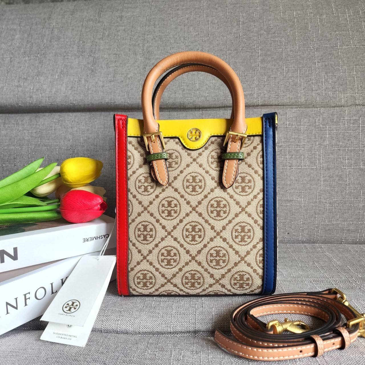 TORY BURCH T MONOGRAM COLORBlOCK JACQUARD MINI TOTE คอลเลคชั่นใหม่ล่าสุด ครอบครองก่อนใคร ไอเท็มยุคนี้รุ่นที่ควรมีติดตู้คะสาวๆ วัสดุ jacquard สลับหนังแท้ หูจับ มาพร้อมสายสะพายข้างหนังแท้ ปรับระดับได้ สายสามารถถอดออกได้ ภายในเป็นช่องโล่ง ใส่มือถือได้ กระเป๋