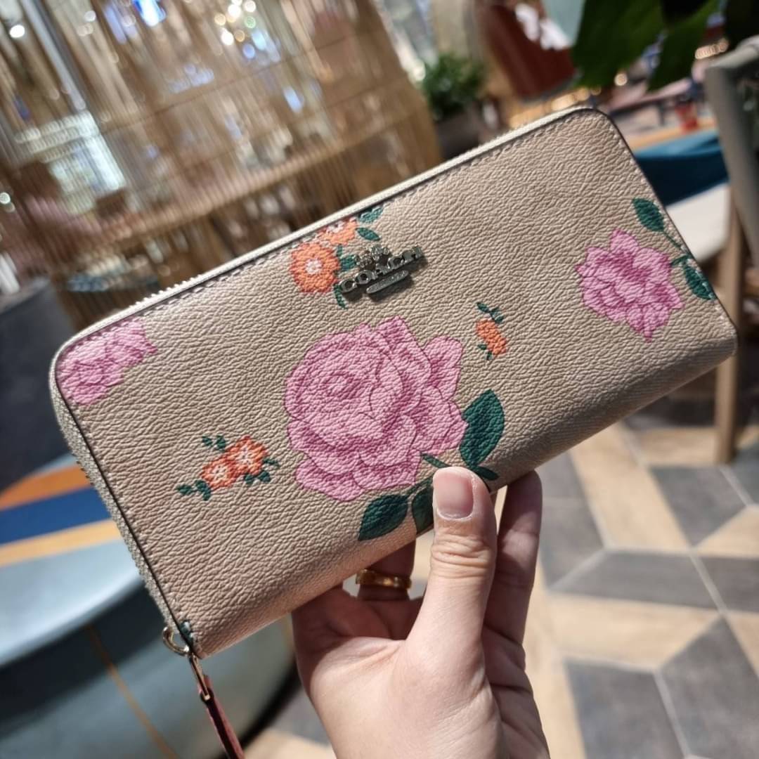 COACH ACCORDION ZIP WALLET IN SIGNATURE CANVAS WITH PRAIRIE ROSE / JUMBO FLORAL / CAMO ROSE FLORAL / MEDLEY BOUQUET PRINT ((F31572/F39189/F26290/F2859)) สวยคลาสสิคไม่มีใครเกิน!! กระเป๋าสตางค์ใบยาว ลวดลายสวย สีสันโดดเด่น วัสดุหนังแคนวาสเคลือบ เปิด-ปิดด้วยซ