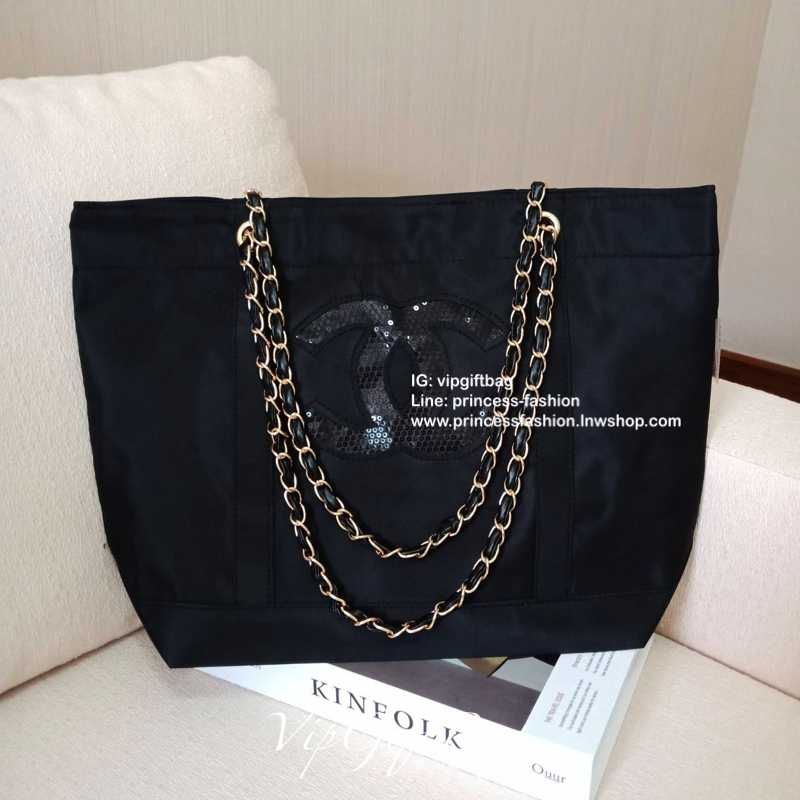 Chanel Satin Tote With Chain ♡♡ กระเป๋าสะพายทรง Shopping Bag งาน VIP GIFT ของแท้ 100% นำเข้าจาก Chanel Perfume Counter ใบใหญ่วัสดุ SATIN **อะไหล่ทอง ประดับคริสตัลสีดำโลโก้ CC สุดคลาสสิคหน้าหลัง ซับใน Polyester 100% เปิดปิดด้วยกระดุมแม่เหล็ก 